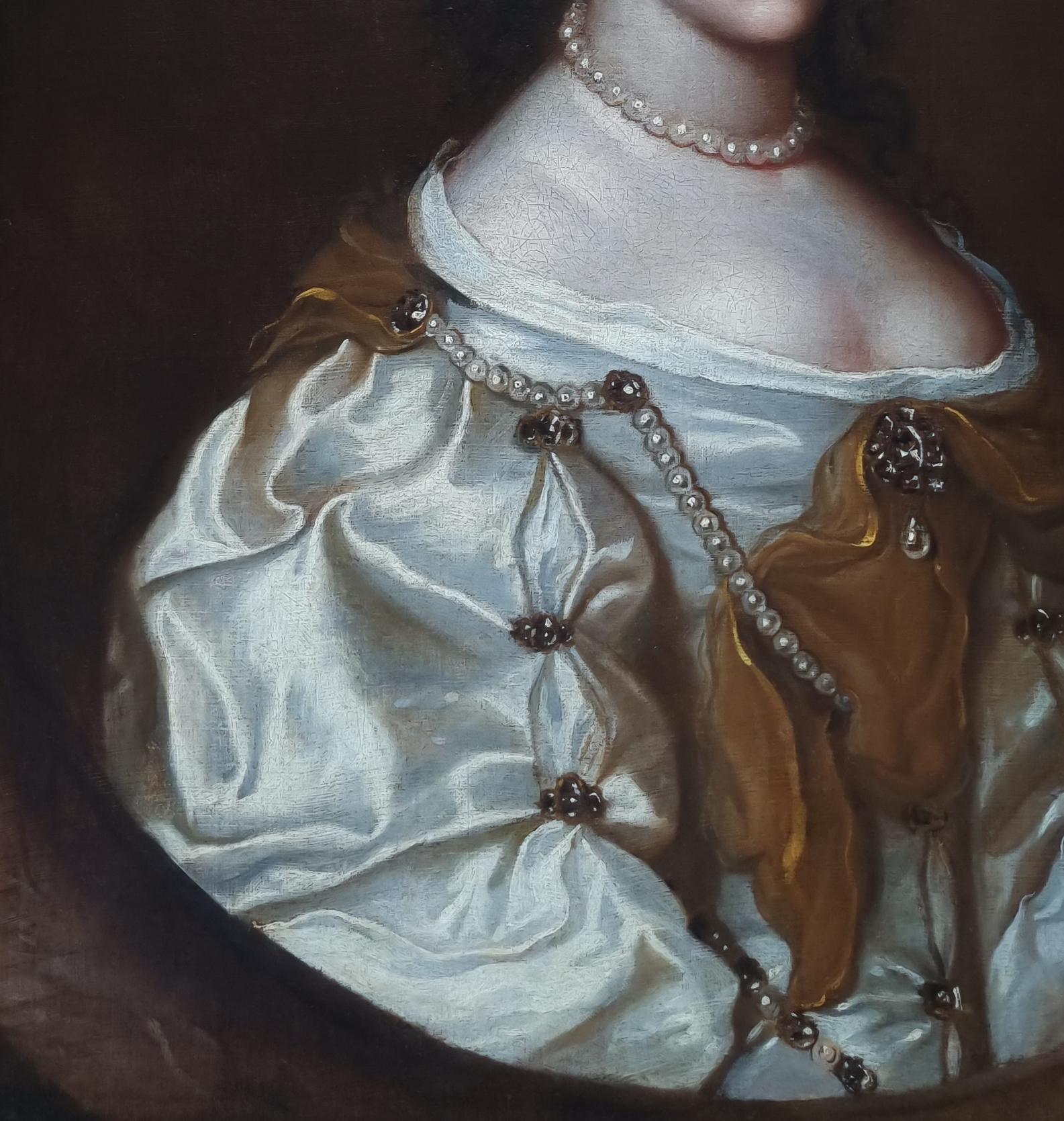 Porträt einer Dame in silbernem Seidenkleid und Perlen, Ölgemälde auf Leinwand, um 1660 im Angebot 1