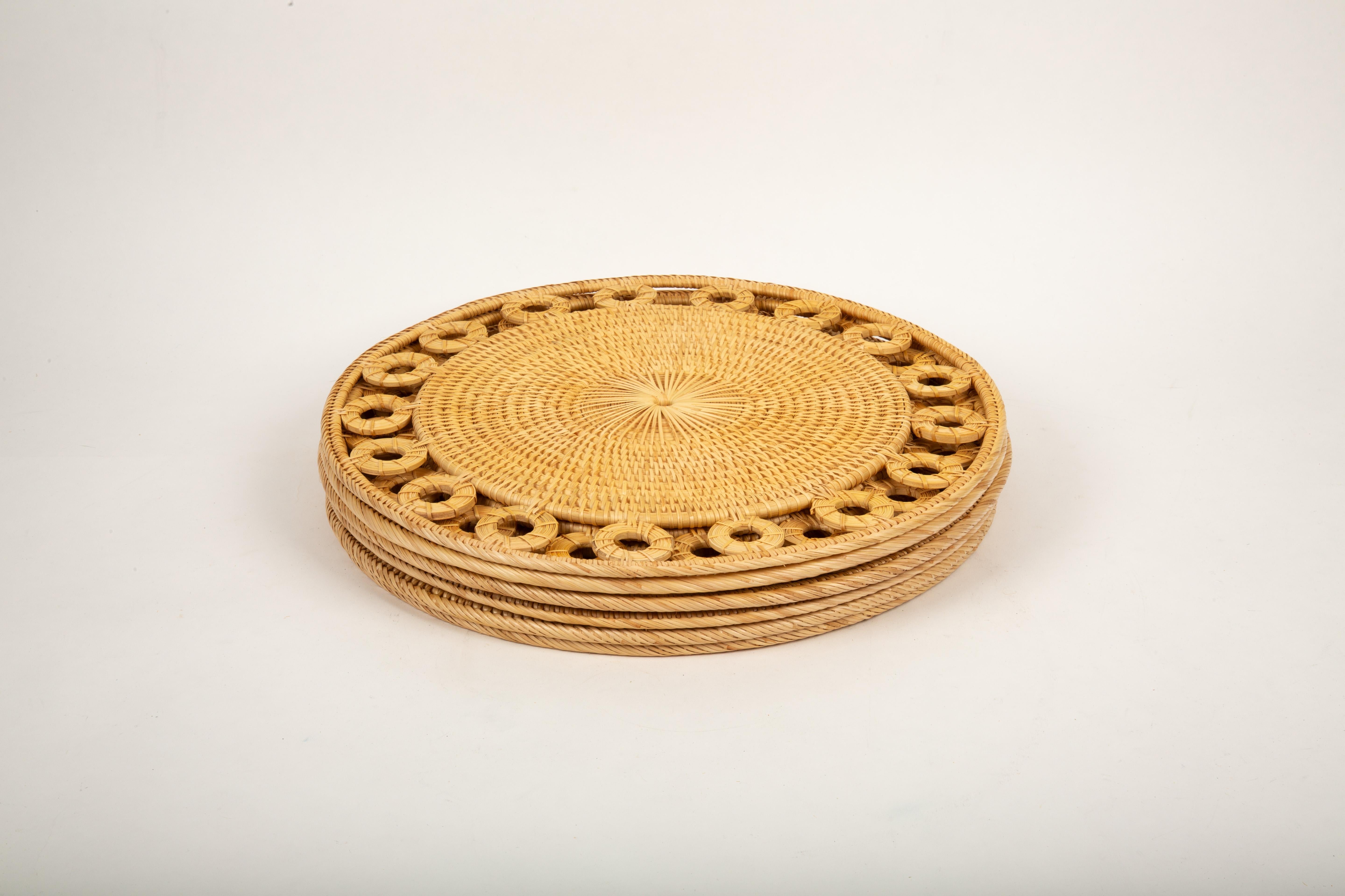 Círculo de Estilo: Salvamanteles de ratán tejido a mano, 14,5 en Nuevo estado para la venta en New York, NY