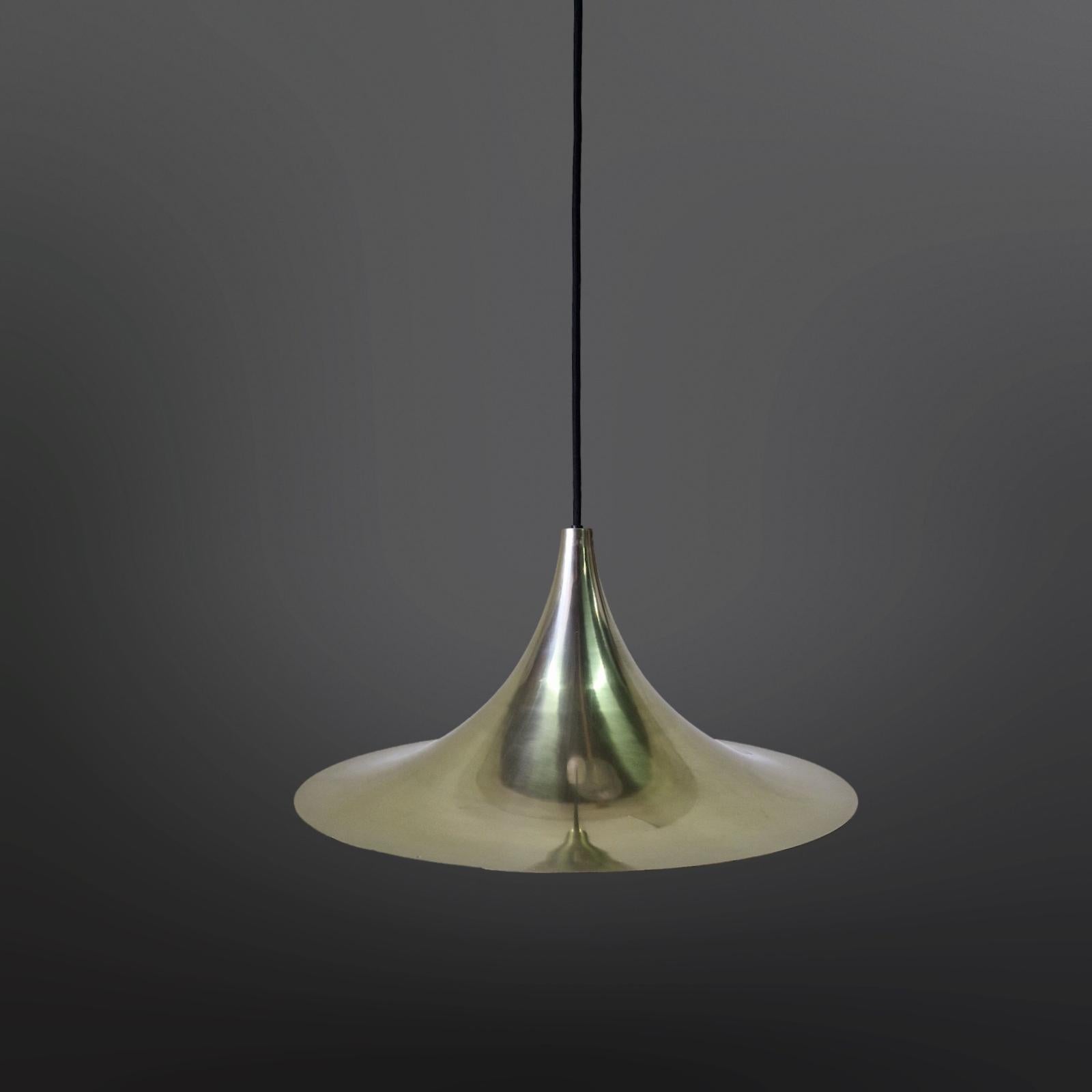 Lampada a sospensione in alluminio color oro. Il modello si chiama 