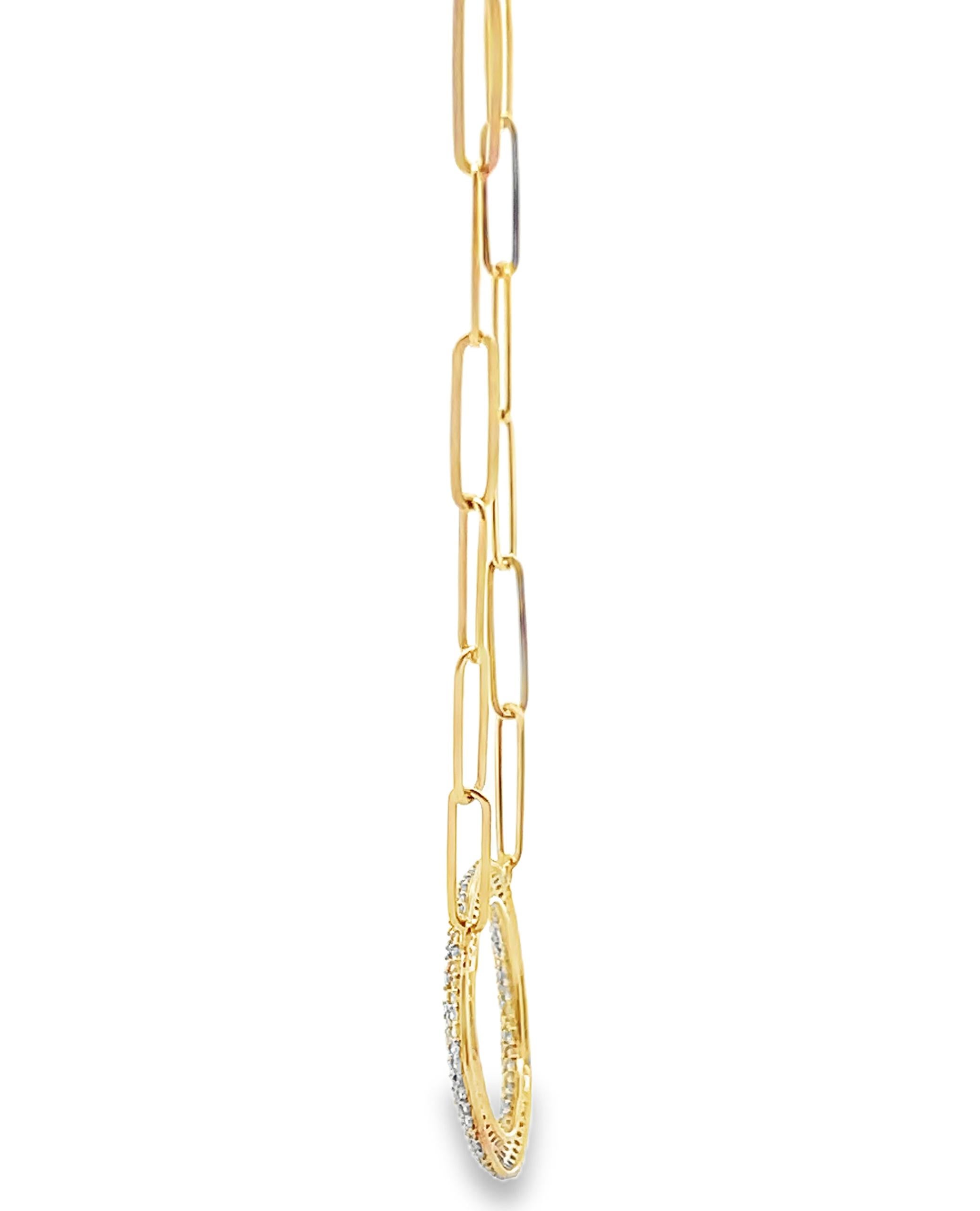 Contemporaneo Collana con ciondolo a forma di cerchio con catena a graffetta in oro giallo 14K e diamanti rotondi in vendita
