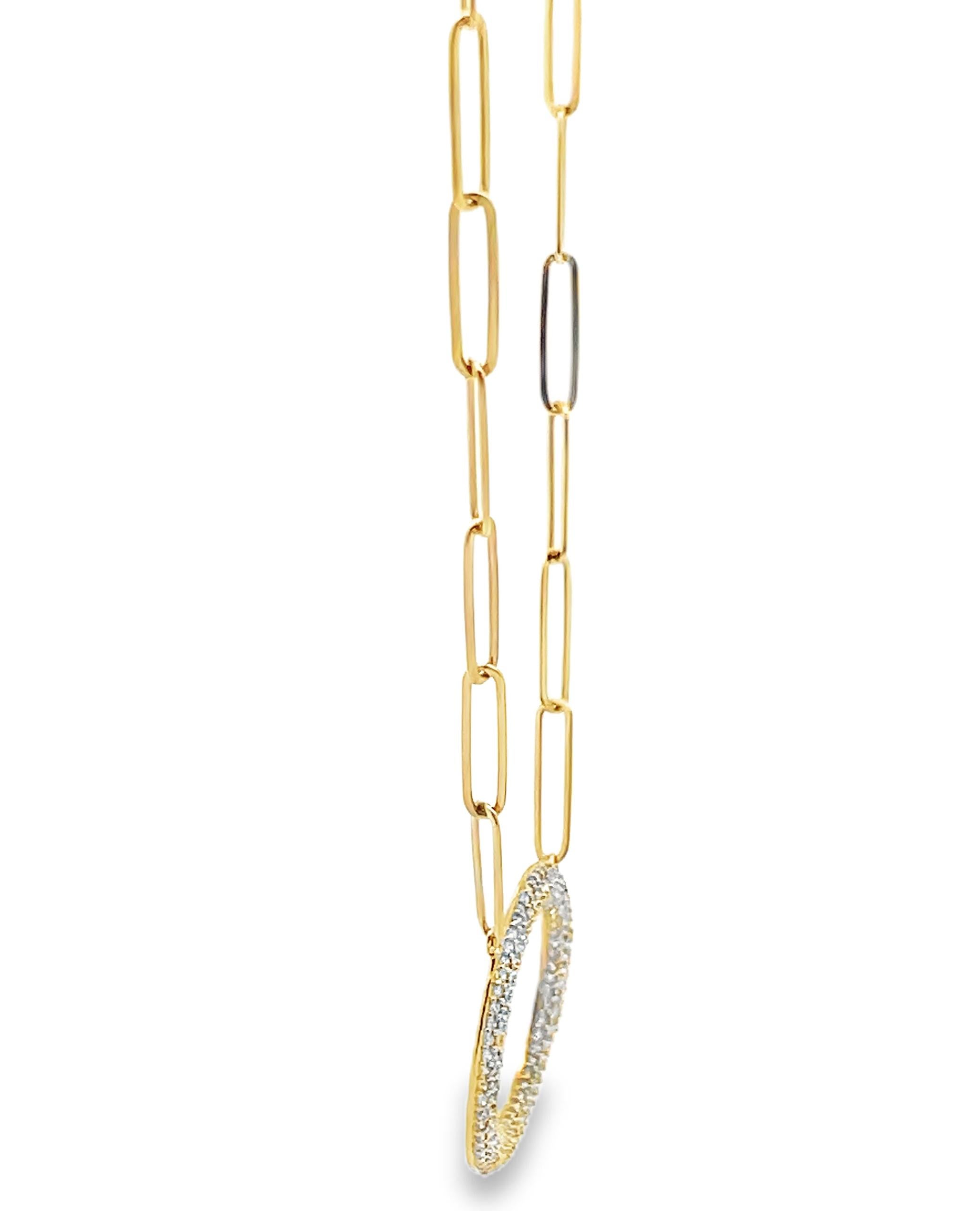 Collana con ciondolo a forma di cerchio con catena a graffetta in oro giallo 14K e diamanti rotondi In condizioni Nuovo in vendita a Old Tappan, NJ