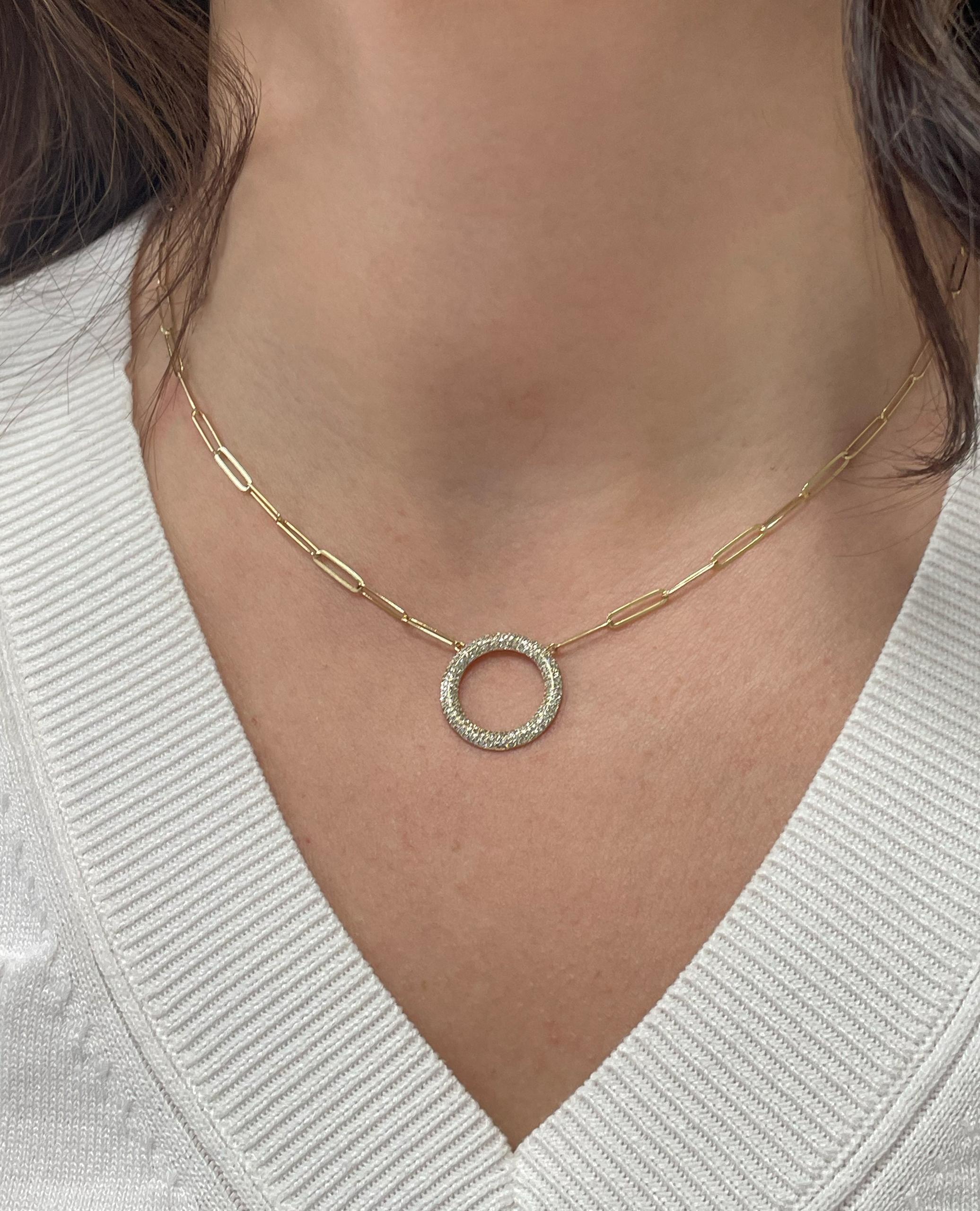 Donna Collana con ciondolo a forma di cerchio con catena a graffetta in oro giallo 14K e diamanti rotondi in vendita