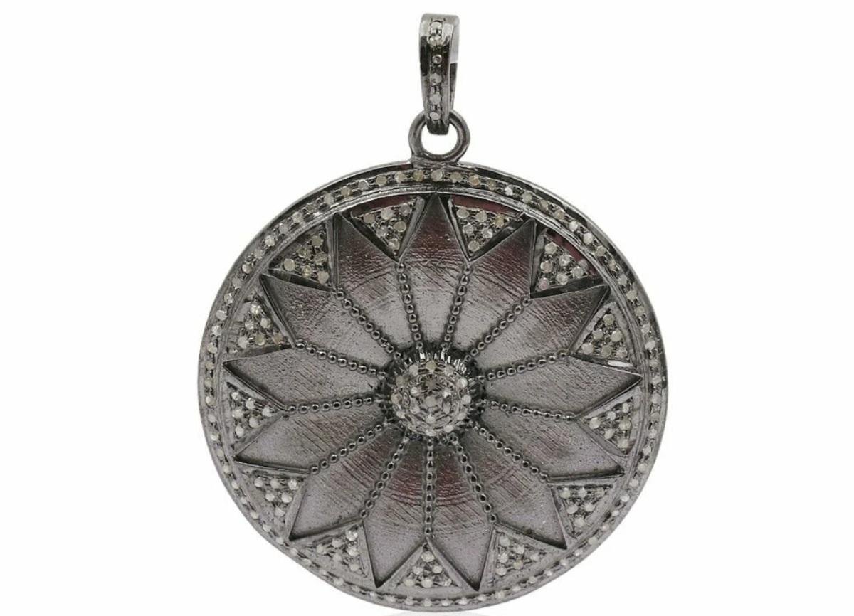 Ciondolo a forma di cerchio con pavé di diamanti in argento 925 Ciondolo a forma di cerchio con diamanti Regalo. In condizioni Nuovo in vendita a Chicago, IL