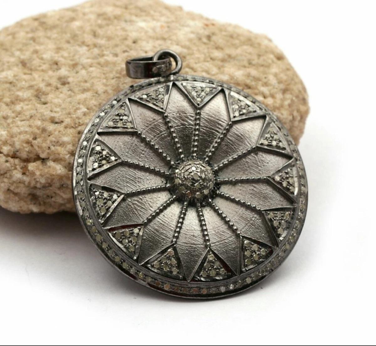 Ciondolo a forma di cerchio con pavé di diamanti in argento 925 Ciondolo a forma di cerchio con diamanti Regalo. in vendita 1