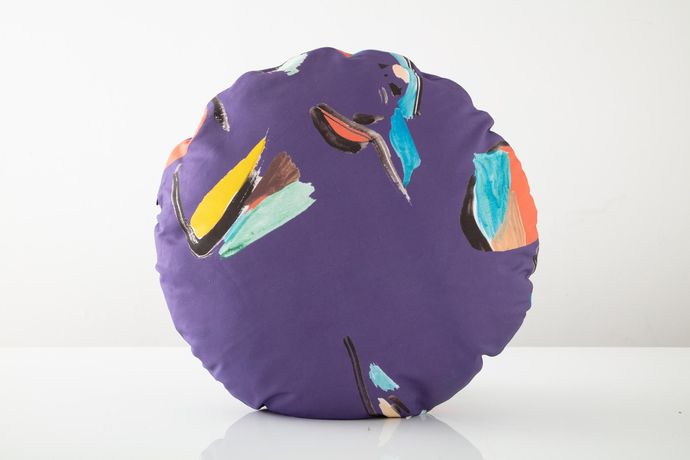 L'oreiller Circle Purple Pod est imprimé numériquement avec une aquarelle originale de Naomi Clark. Chaque pièce de la collection d'imprimés abstraits et richement colorés de Clark pour Fort Makers ajoute beauté, art et confort à la
