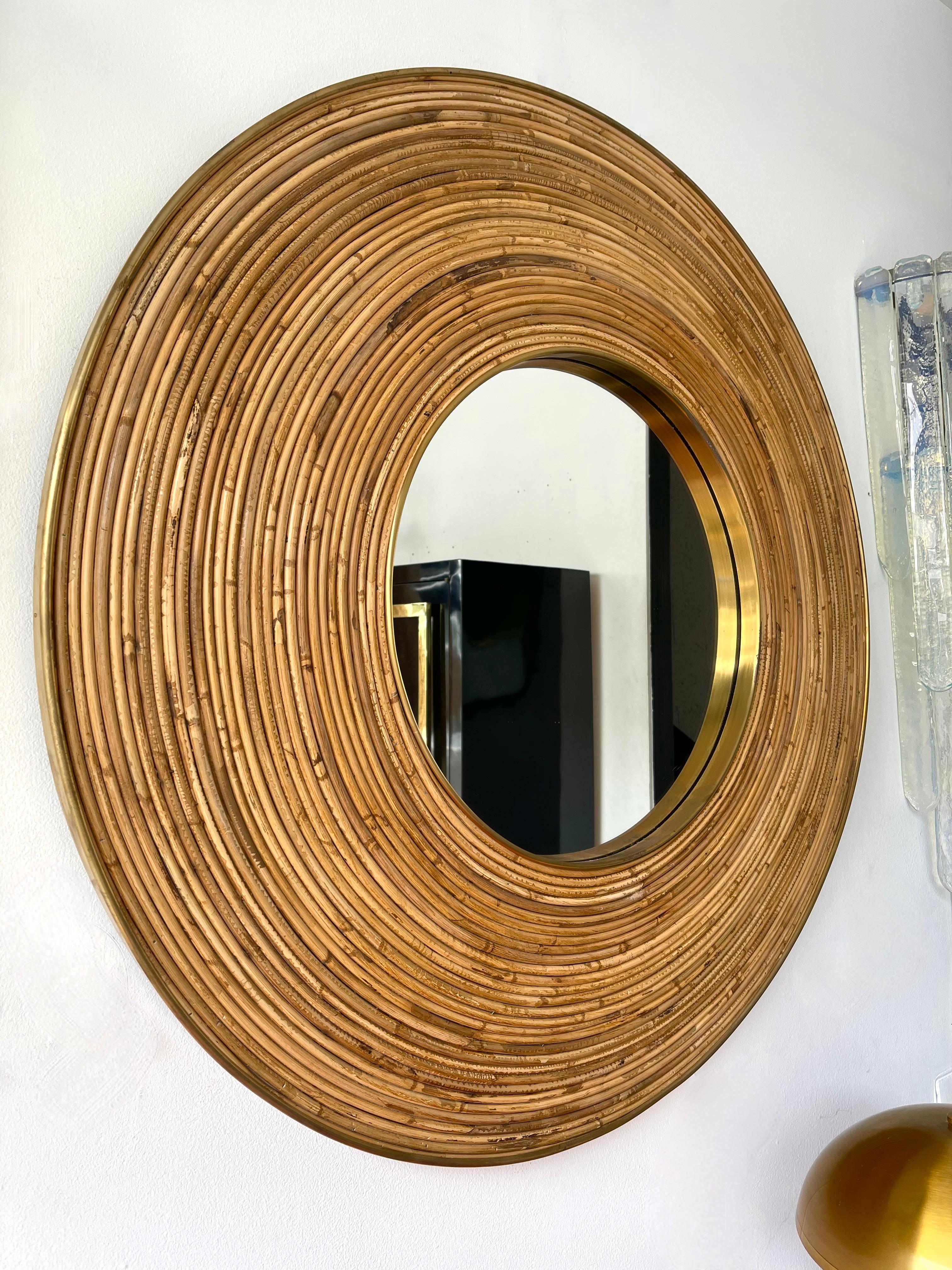 Miroir circulaire en rotin et laiton, Italie en vente 3