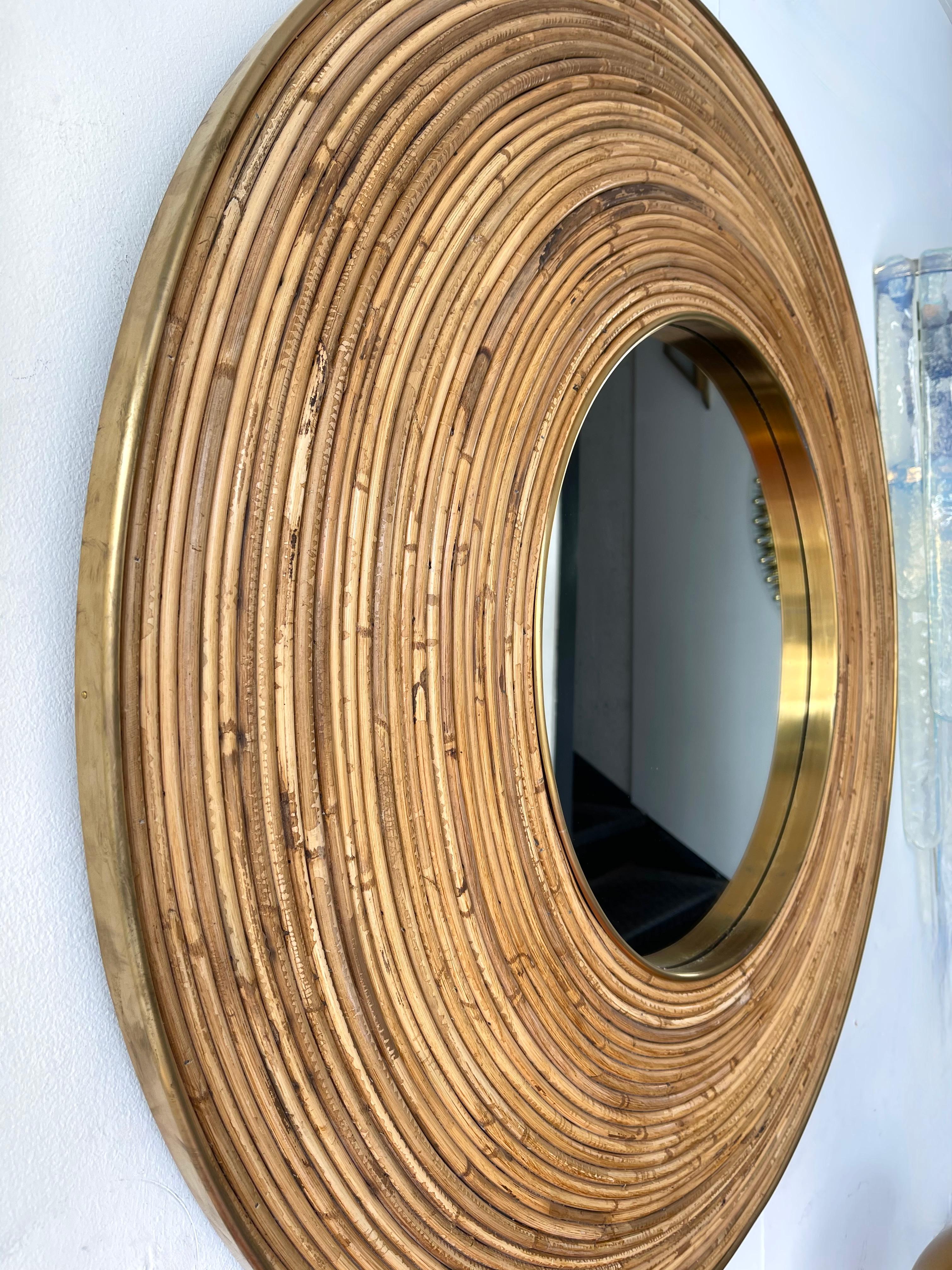 Circle round rattan and brass wall mirror. In the mood of Mid-Century Modern Vivai del Sud, Arpex International, Mario Lopez Torres, Galerie Maison & Jardin, Jansen, Dal Vera, Hollywood Regency, Gervasoni.