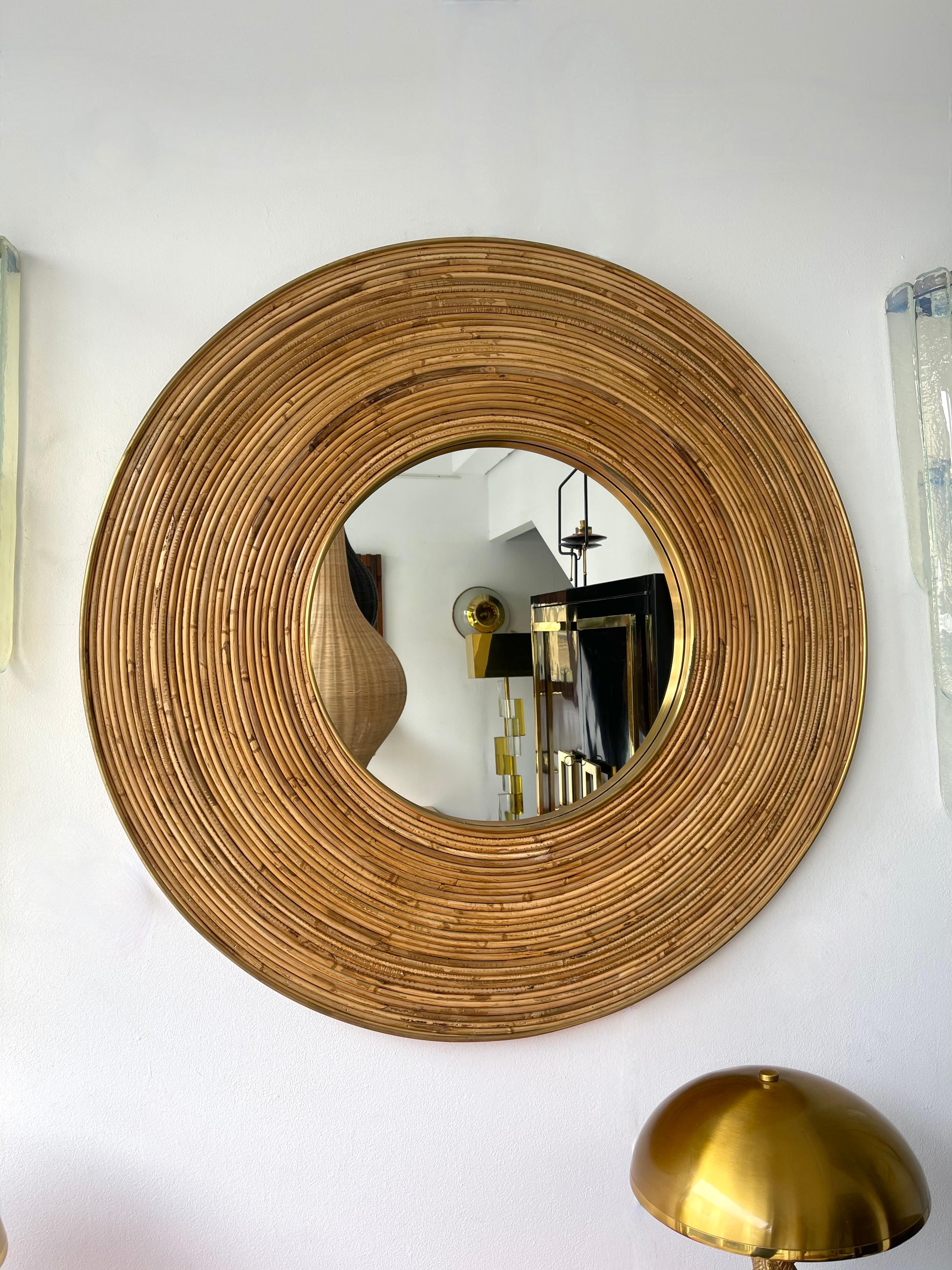 Miroir circulaire en rotin et laiton, Italie en vente 1