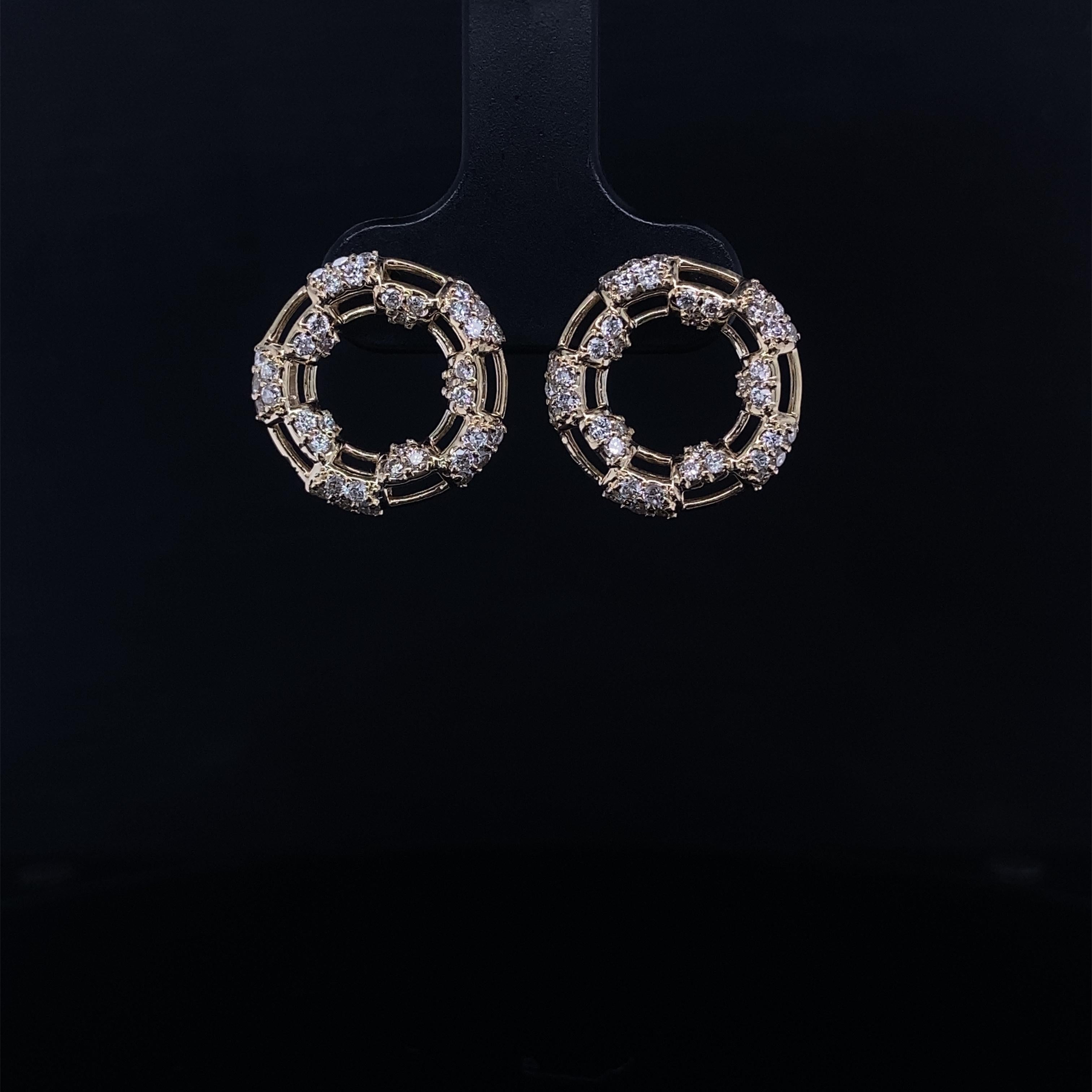 Circle Round Diamonds Stud Earrings in 18K Solid Gold In New Condition For Sale In New Delhi, DL