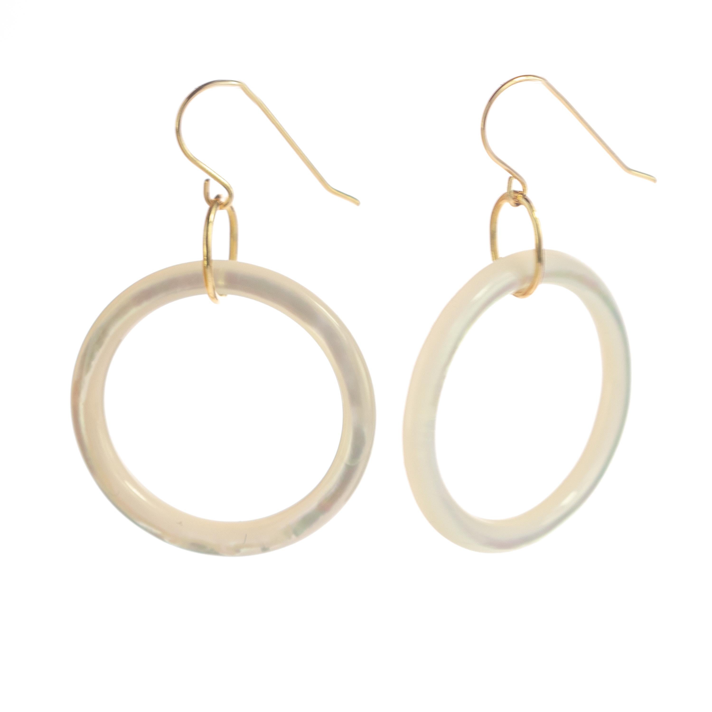 Circle Round Mother of Pearl Donut 18 Karat Yellow Gold Egg Dangle Drop Earrings In New Condition For Sale In Milano, IT