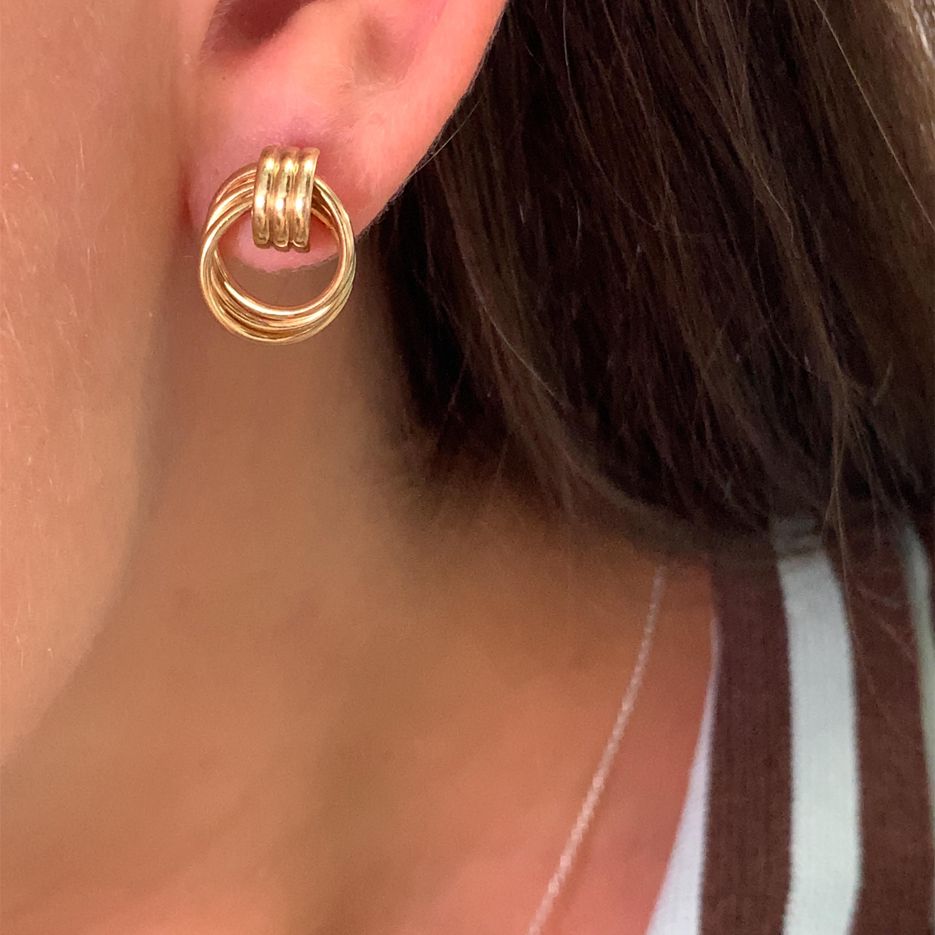 Questi eleganti orecchini sono realizzati in oro giallo 9ct e rappresentano un'aggiunta straordinaria a qualsiasi collezione di gioielli. Il design a goccia dei cerchi huggies è elegante e comodo da indossare, con un marchio che aggiunge un tocco