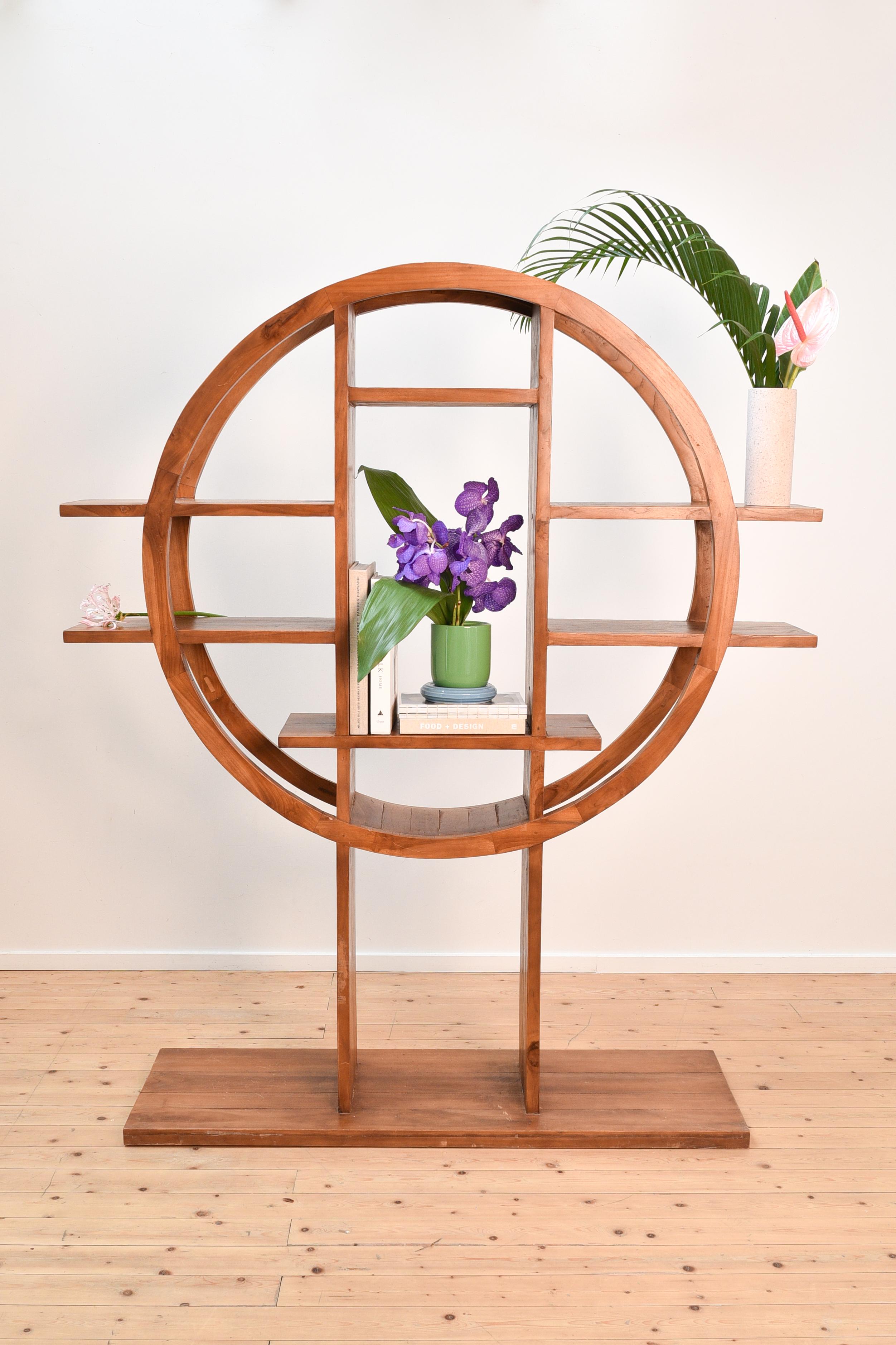 Circle-shaped book shelf/room divider in tropical wood In Good Condition In Oostende, BE