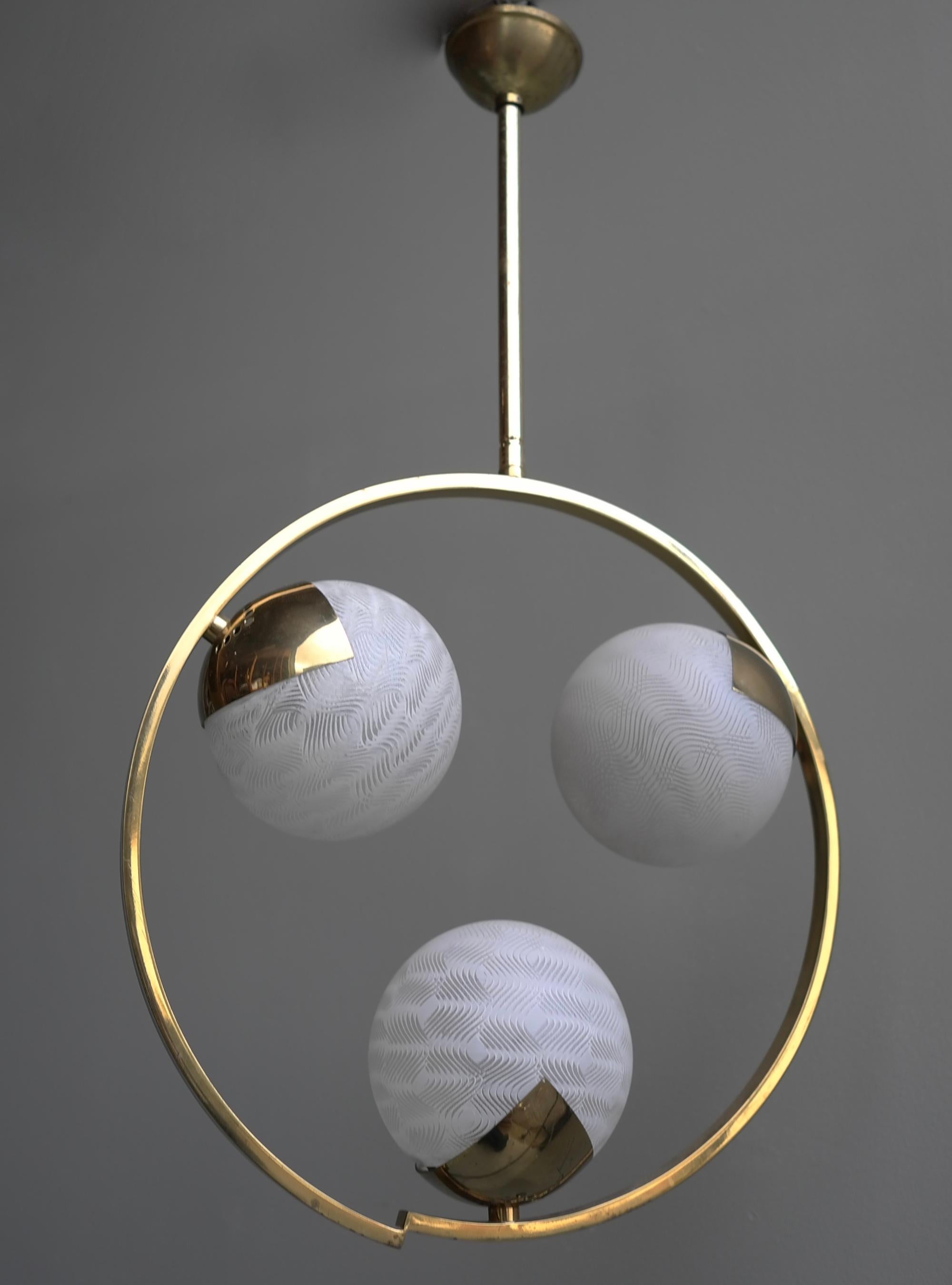 Mid-Century Modern Circle Shaped Opaline Glass and Brass Pendant, Italy, attrib to Stilnovo, 1960s For Sale