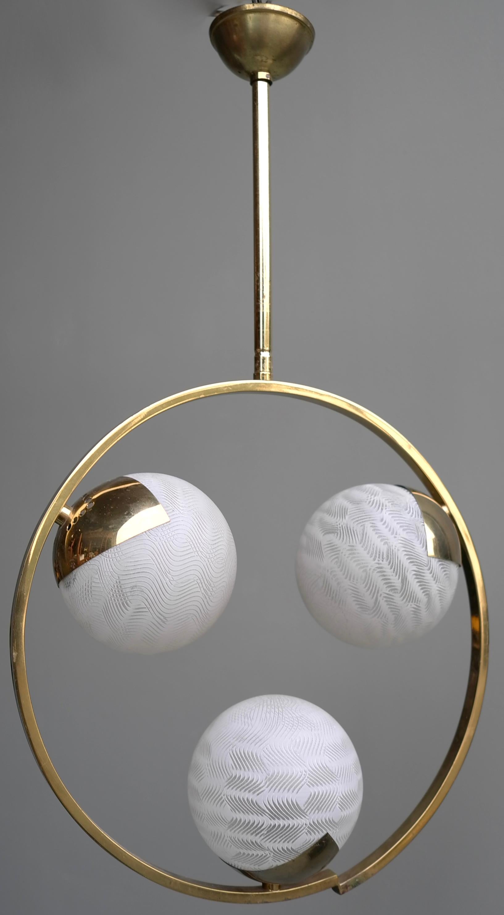 Circle Shaped Opaline Glass and Brass Pendant, Italy, attrib to Stilnovo, 1960s In Good Condition For Sale In Den Haag, NL