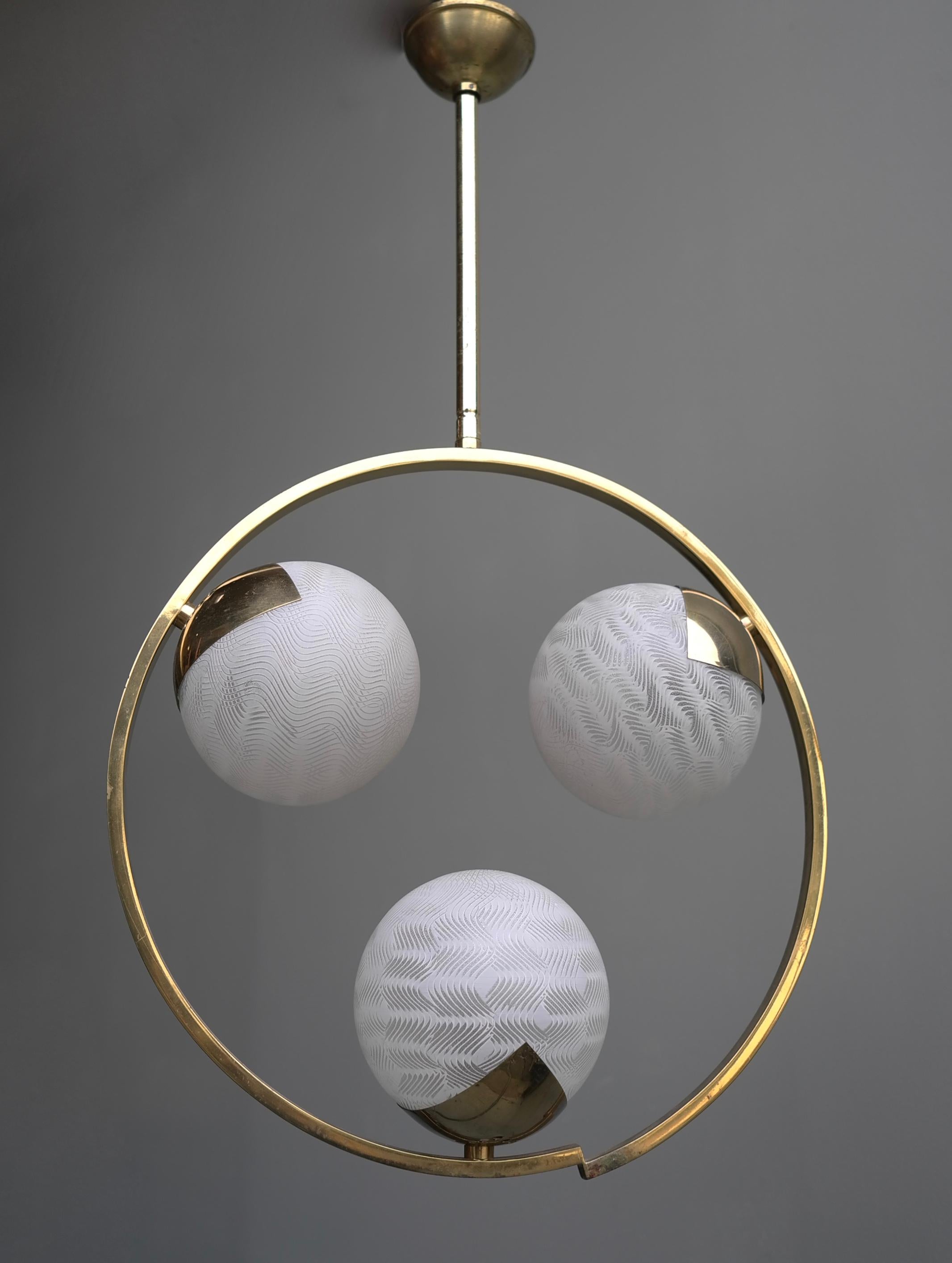 Laiton Lampe à suspension en forme de cercle en verre opalin et laiton, Italie, attribuée à Stilnovo, années 1960 en vente