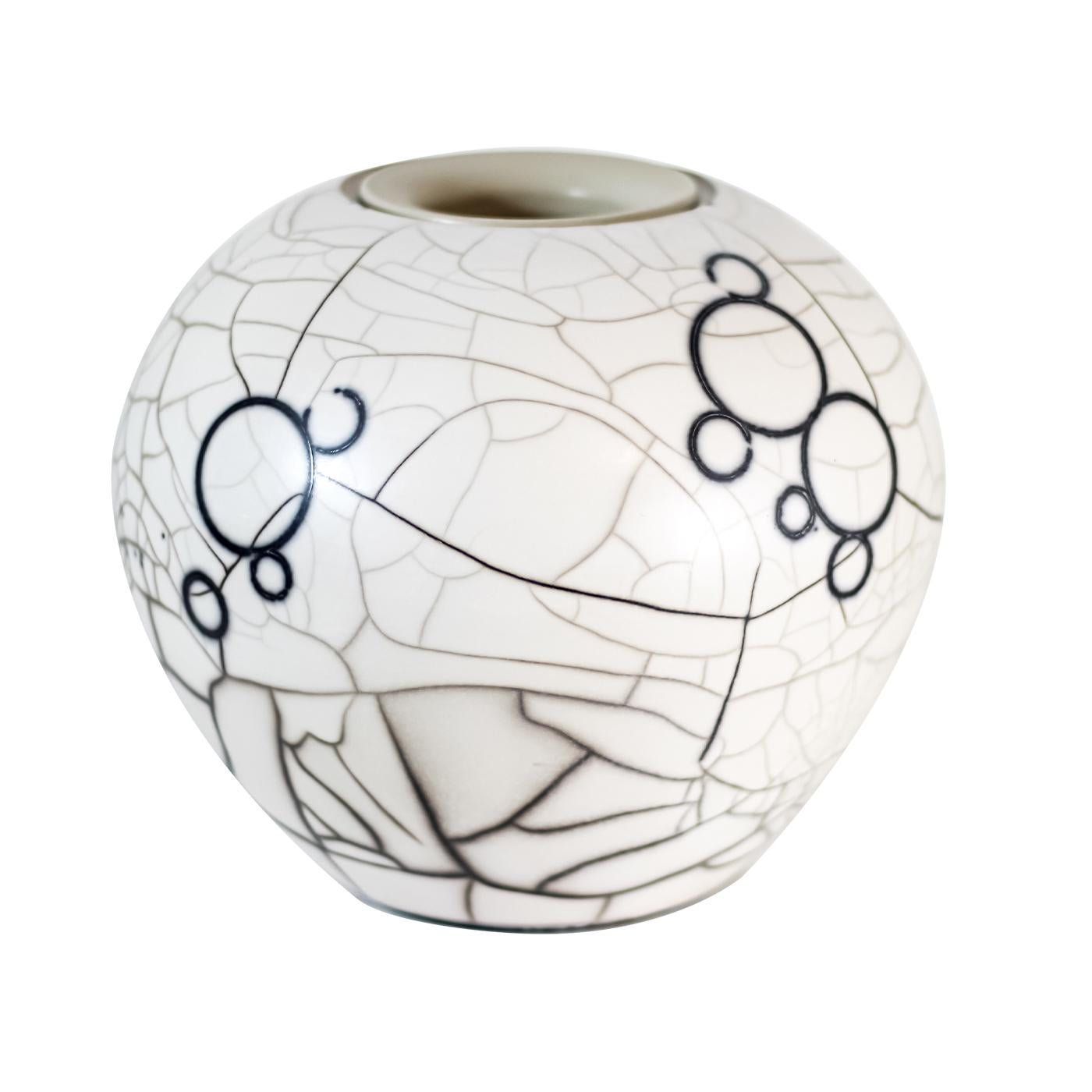 Vase décoratif en céramique réalisé avec la technique du Raku nu et du Raku. Le vase est créé par une technique de moulage à la presse et ensuite fini au tour pour donner une touche agréable et lisse. Une glaçure Raku de taille moyenne, turquoise et
