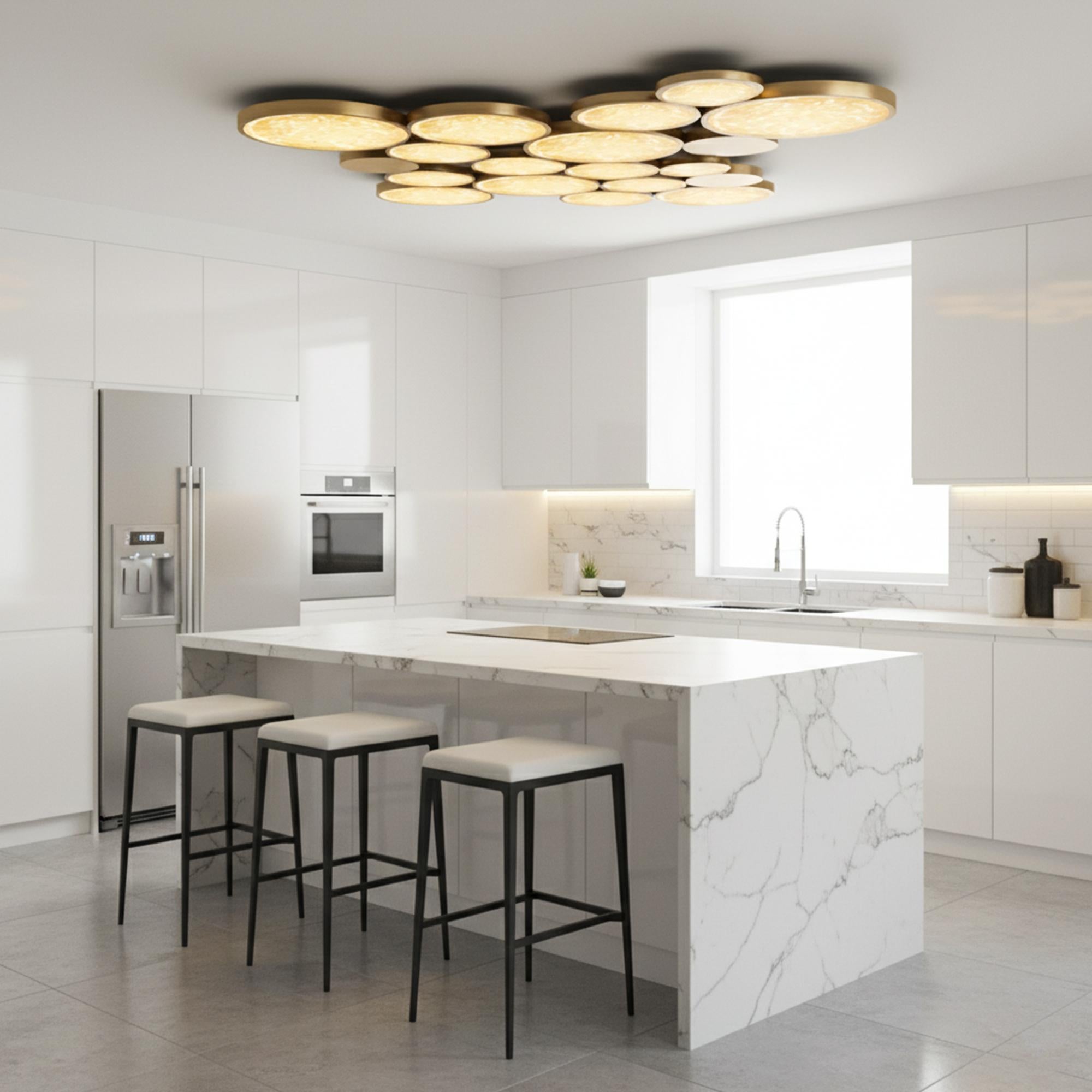 Aplique de pared circular Vidrio y latón - Iluminación ambiental elegante en Nuevo estado para la venta en Monroe, NY