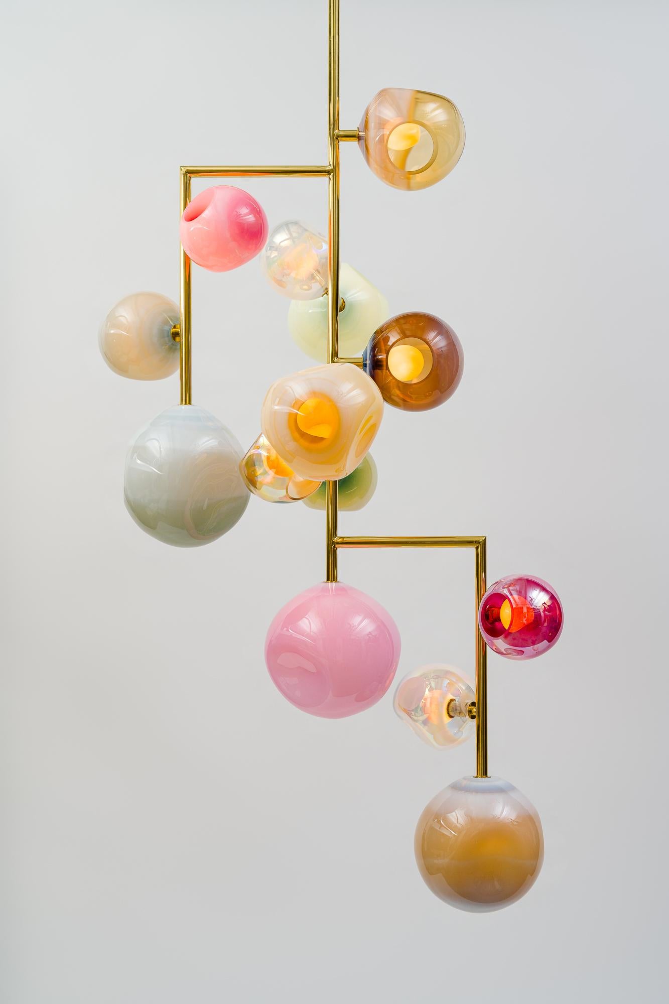 Oggi, oltre alle sue sculture in vetro artistico, Jamie Harris crea un'illuminazione scultorea unica e fatta a mano. Basandosi sul contrasto tra strutture metalliche rigide e geometriche e forme organiche in vetro realizzate a mano, i suoi lampadari