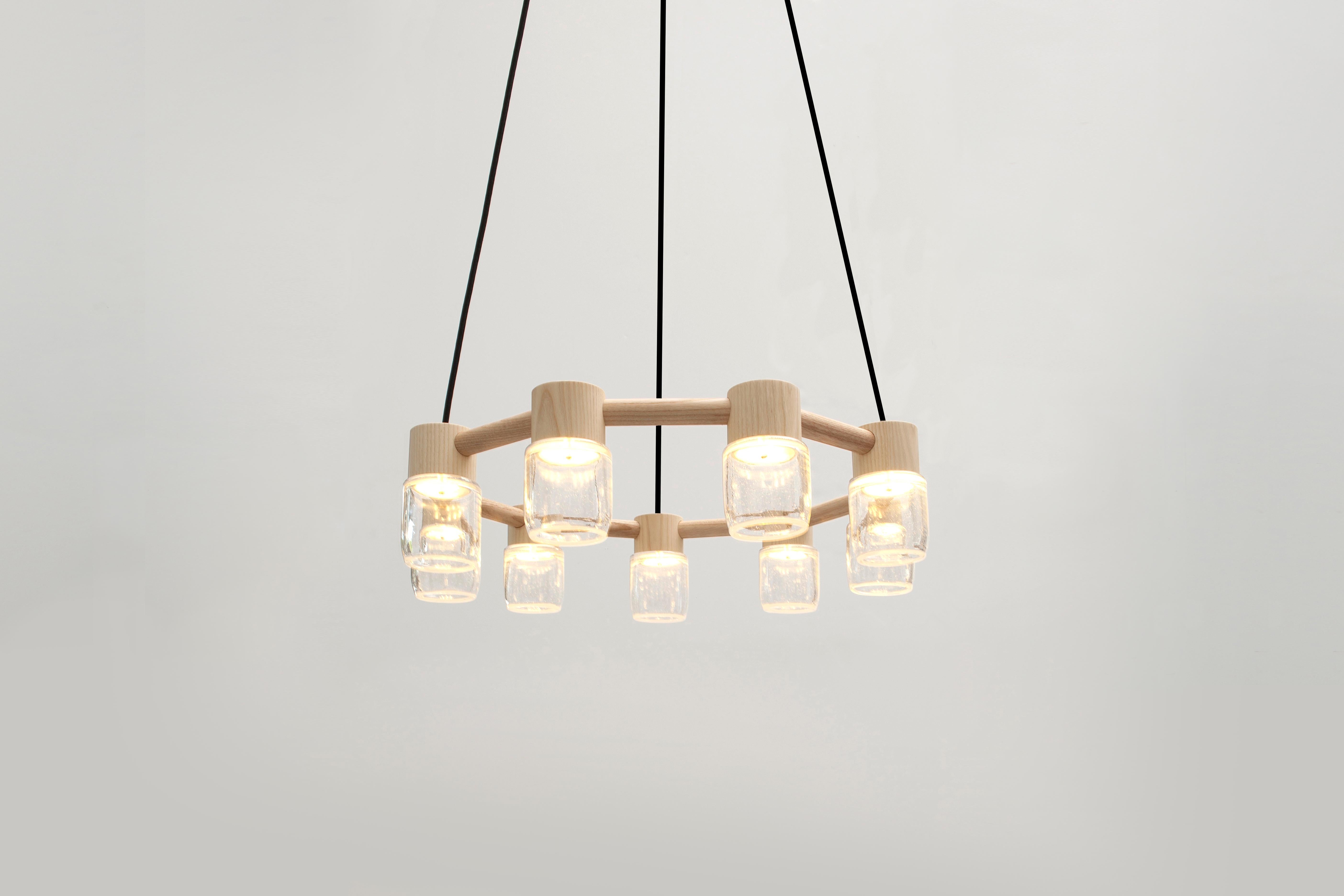 Moderne Lustre à LED en forme de cercle en verre soufflé transparent et bois contemporain en vente