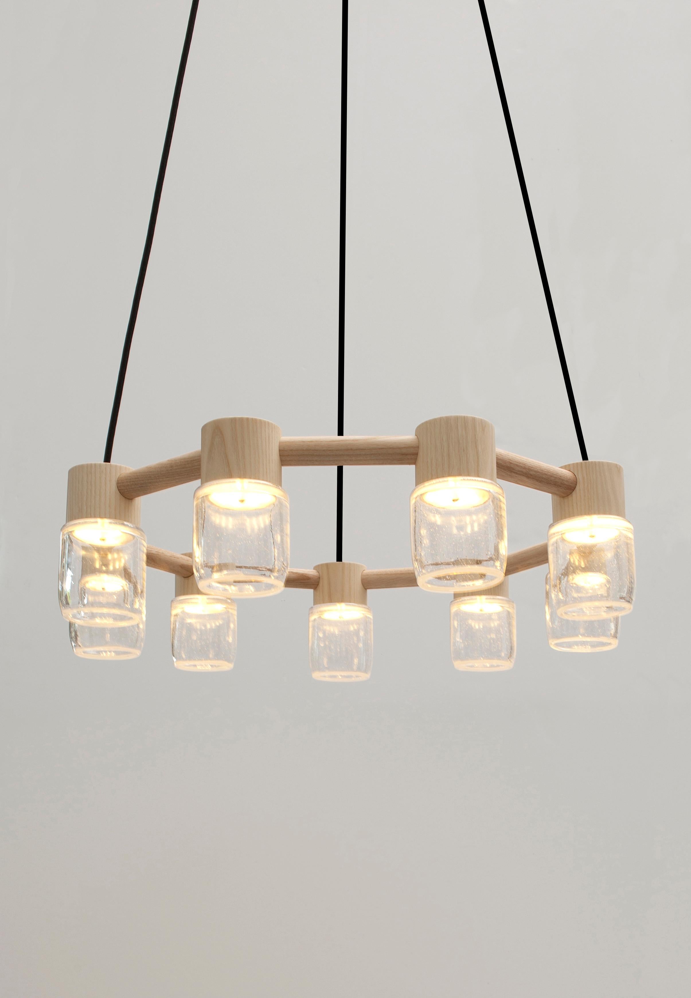 Américain Lustre à LED en forme de cercle en verre soufflé transparent et bois contemporain en vente