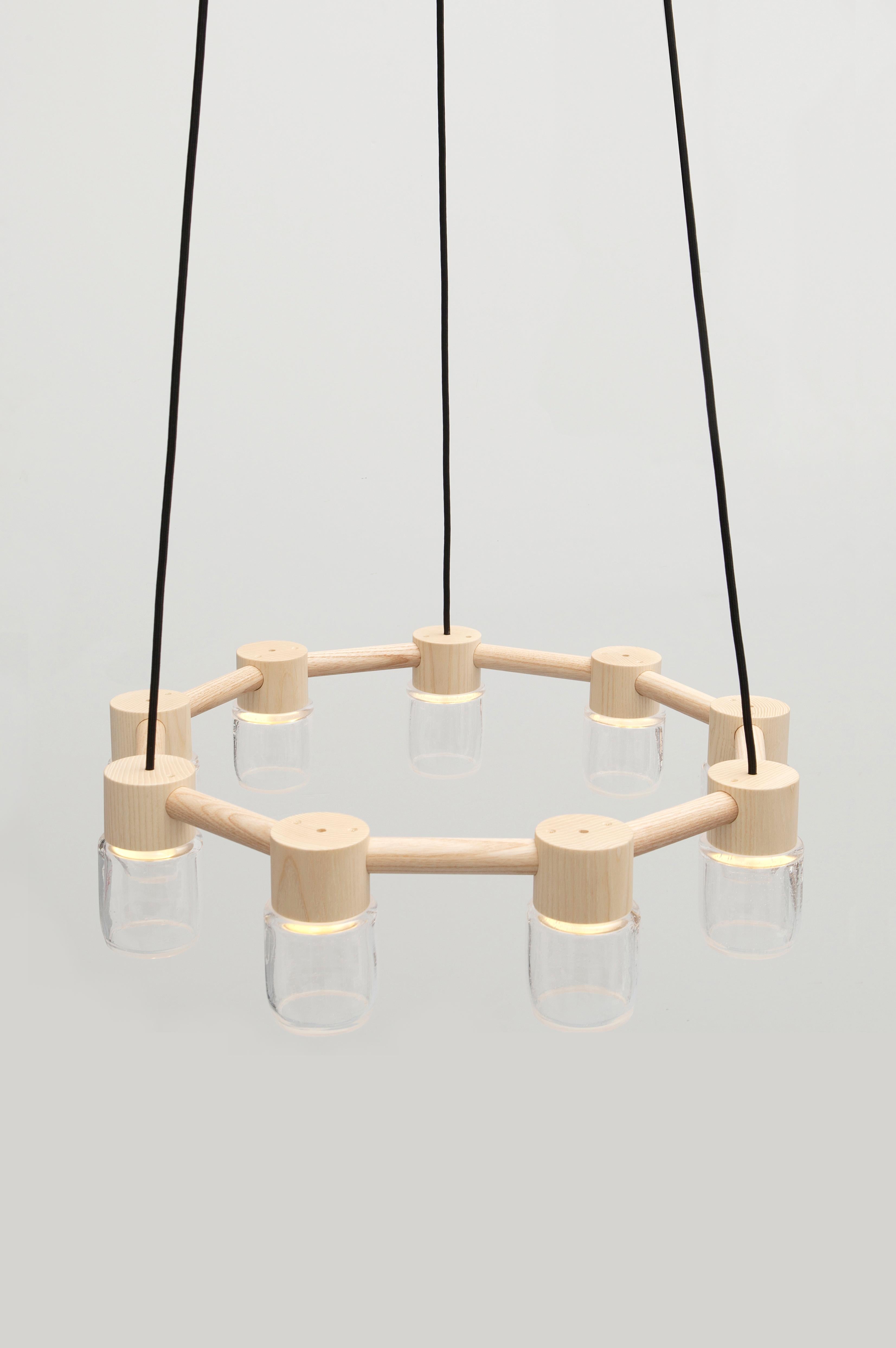 Tacheté Lustre à LED en forme de cercle en verre soufflé transparent et bois contemporain en vente