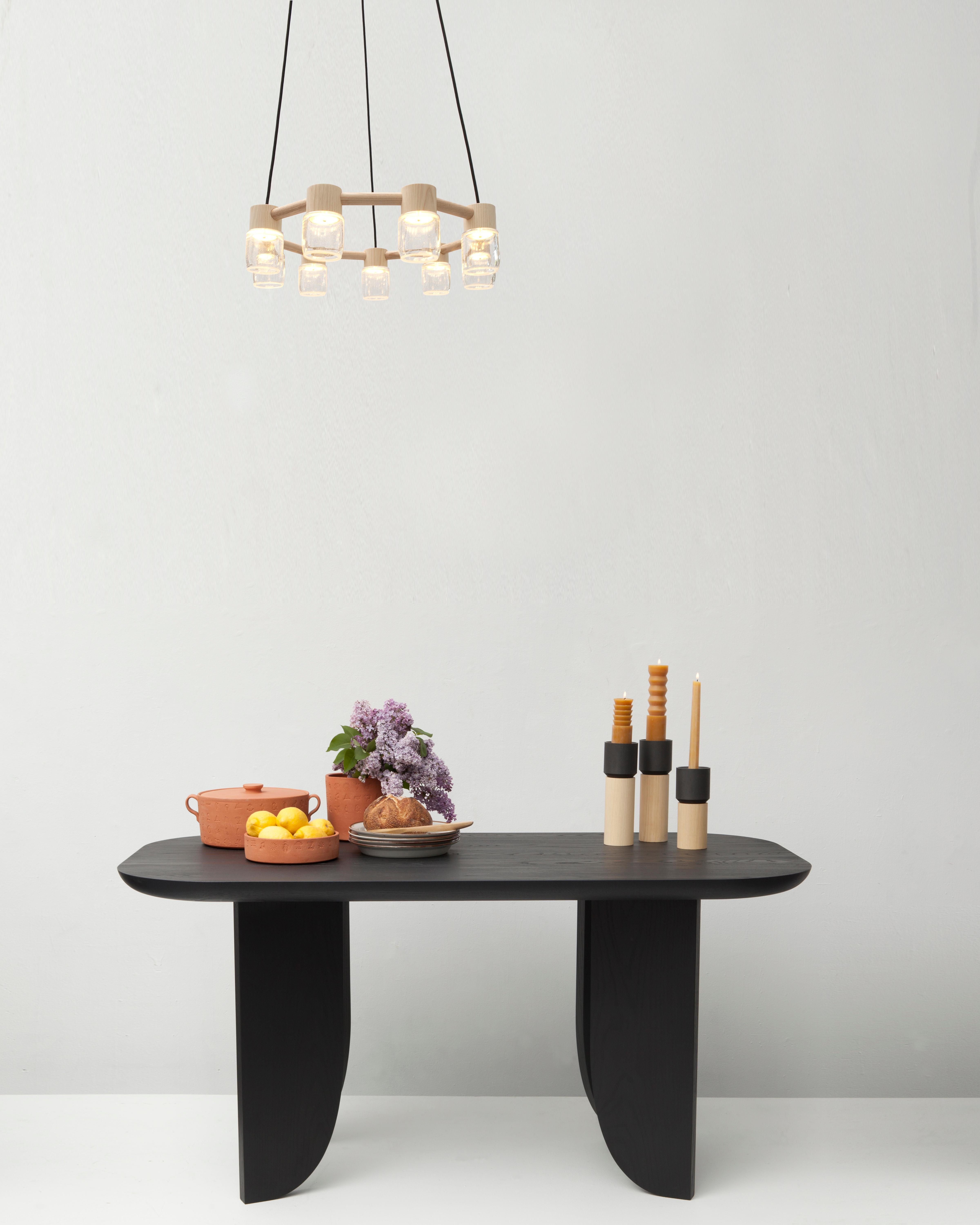 Circlet-Kronleuchter aus mundgeblasenem Glas und Holz, zeitgenössische LED-Beleuchtung (21. Jahrhundert und zeitgenössisch) im Angebot