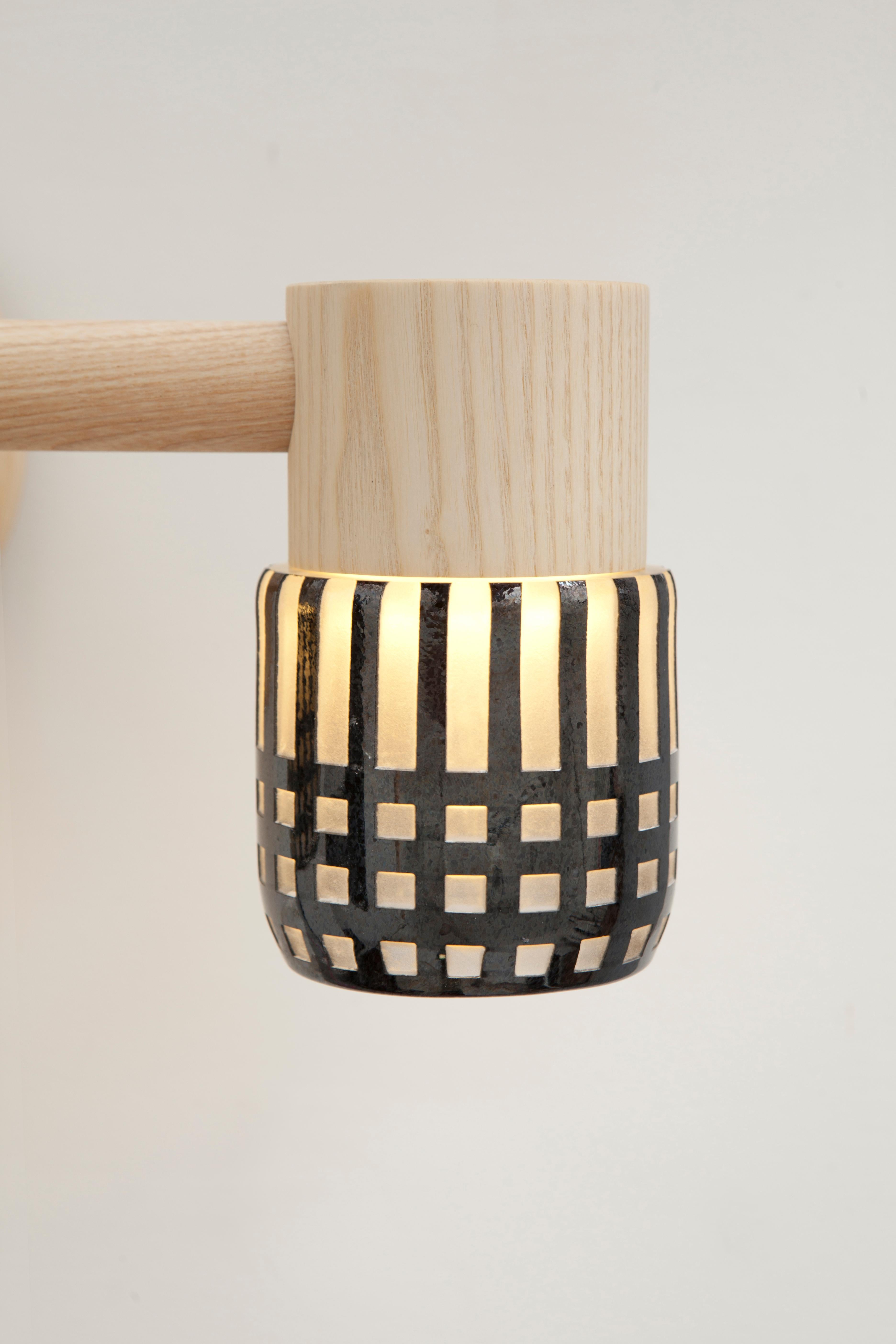 Frêne Lustre à LED en forme de cercle en verre soufflé transparent et bois contemporain en vente