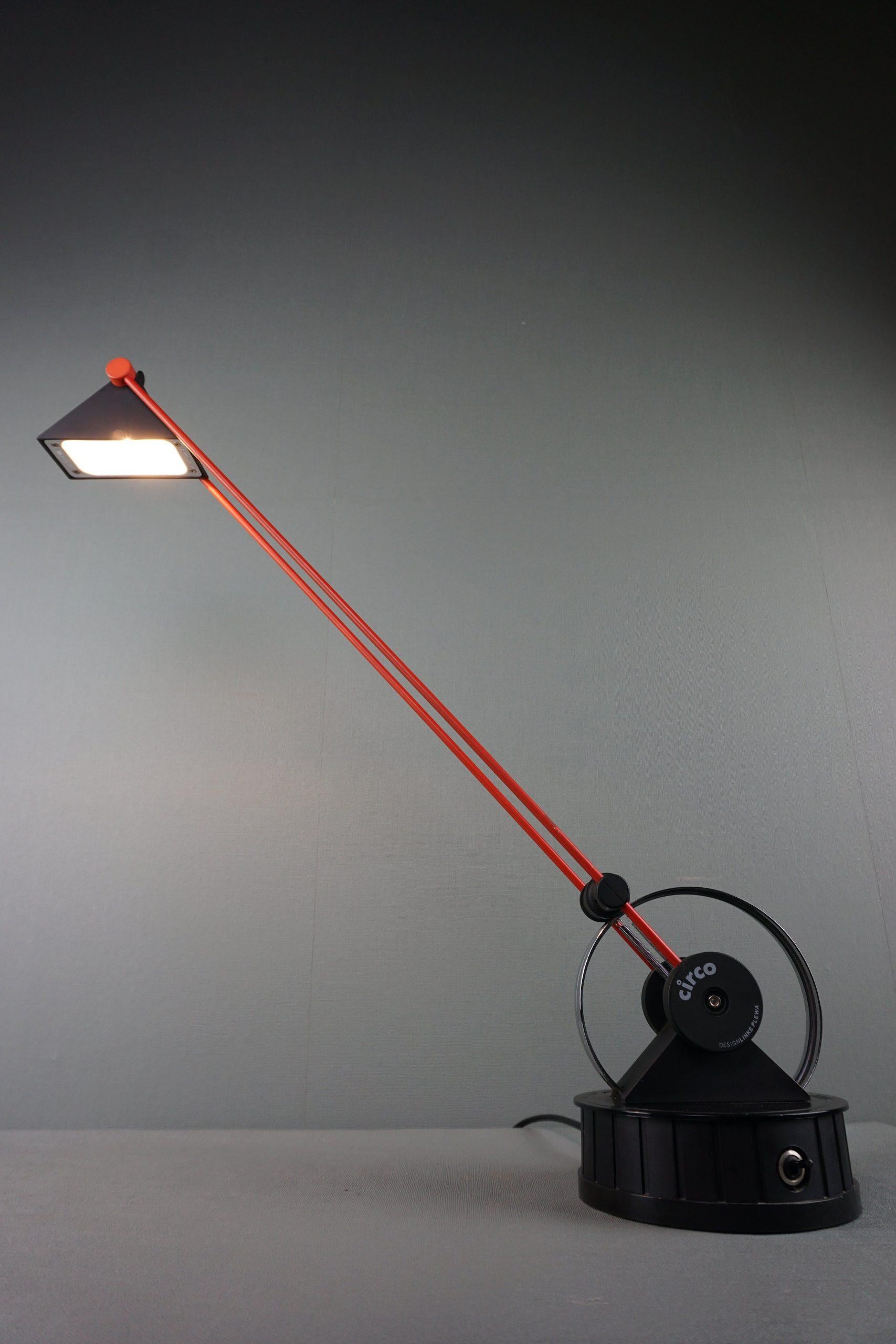 German postmodern desk lamp, designed by Linke Plewa for Briljant Leuchten in the 1980s.

This desk lamp is made of red plastic-covered metal, black painted aluminum, chrome-plated metal and black plastic.
The lamp has a rotating base and shade and