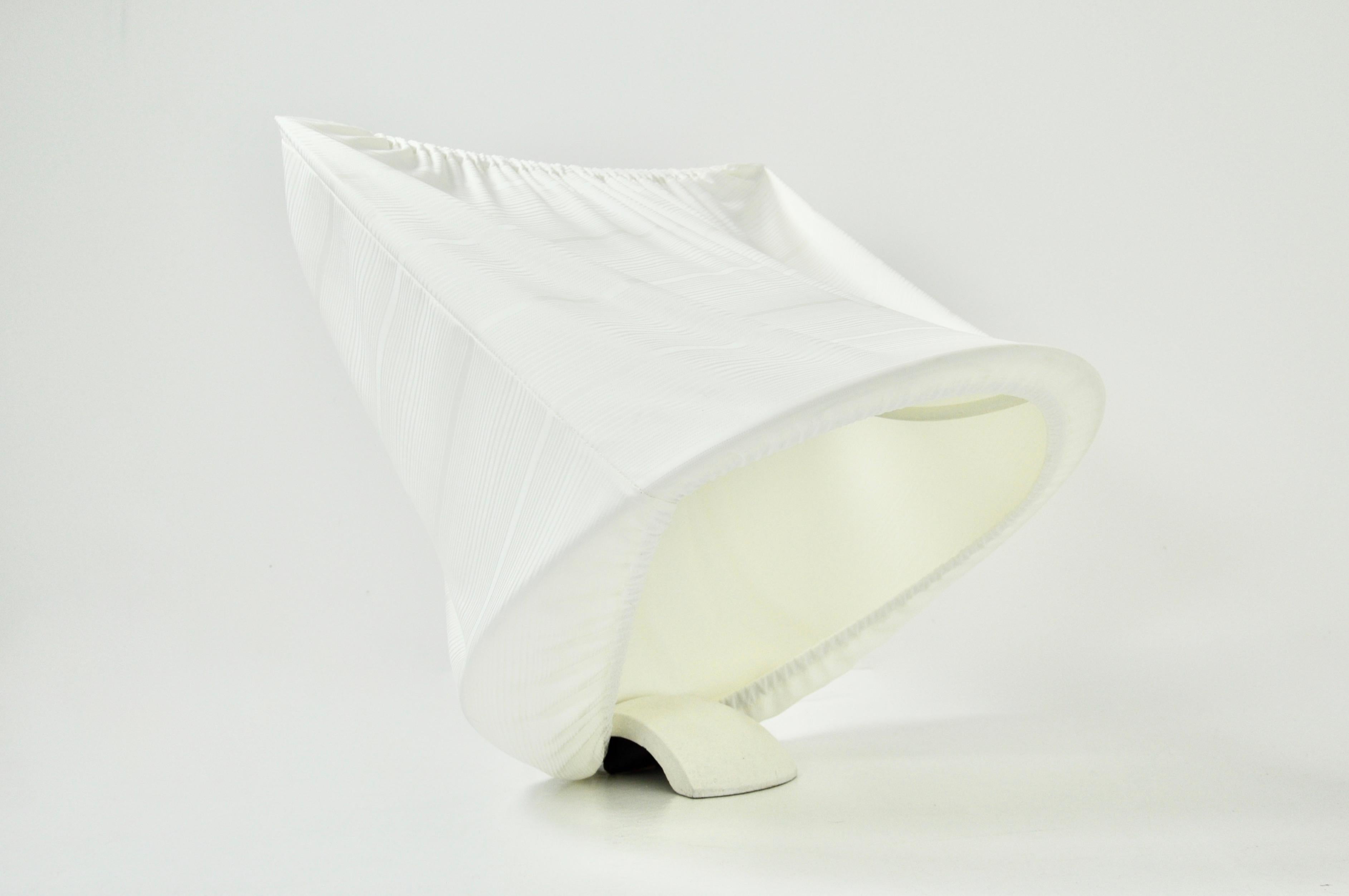 Lampe en métal blanc et tissu avec base en céramique. Modèle Circo conçu par Mario Bellini pour Artemide. Usure due à l'âge de la lampe.