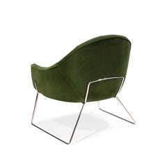 Poltrona Circu rivestita in velluto verde di Bow and Arrow