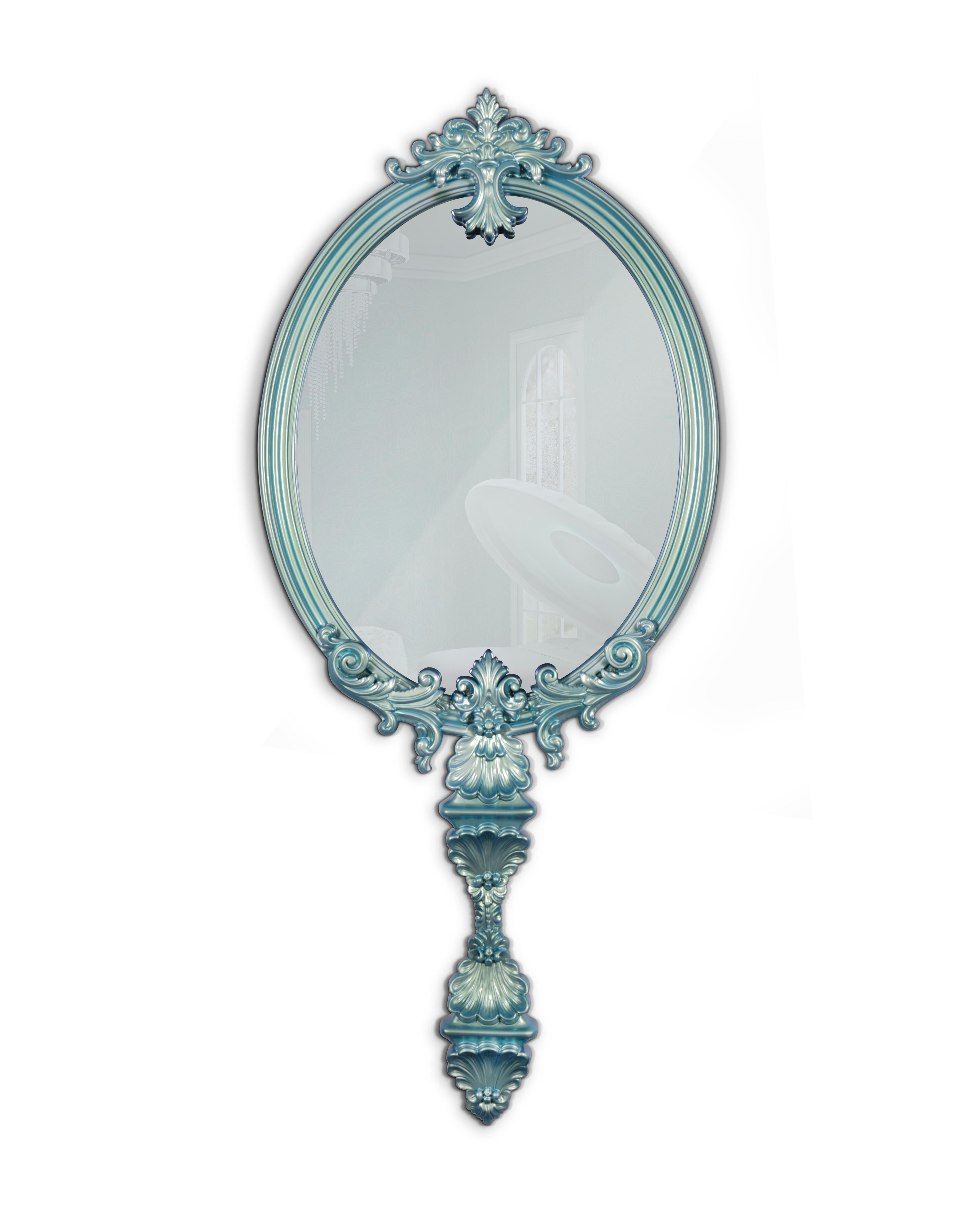 This exquisite wall mirror is the perfect piece of decoration to create a charming environment in the children’s bedroom. 