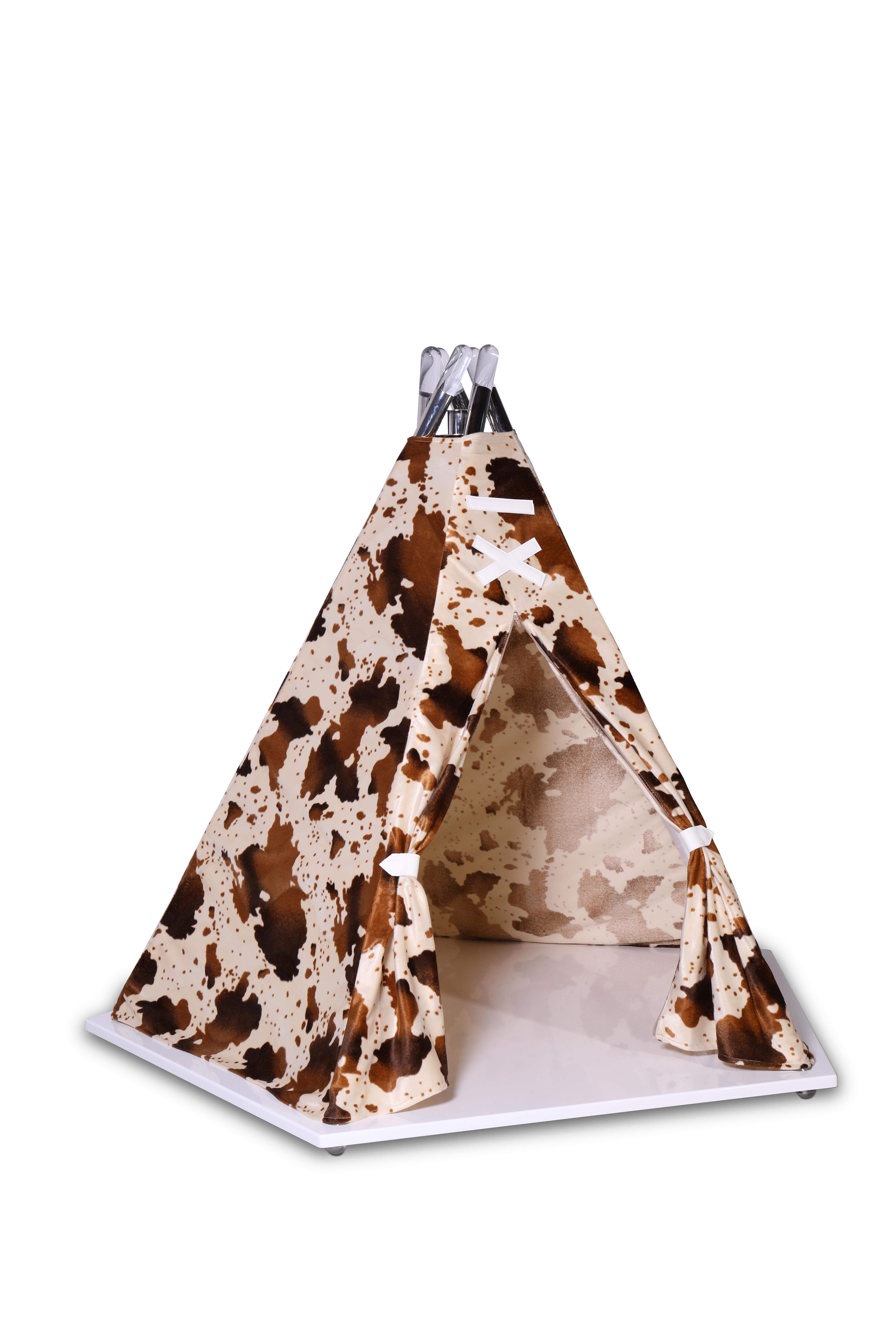 Teepee-Spielspielplatz mit strukturiertem Kuhdruck von Circu Magical Furniture (Portugiesisch) im Angebot