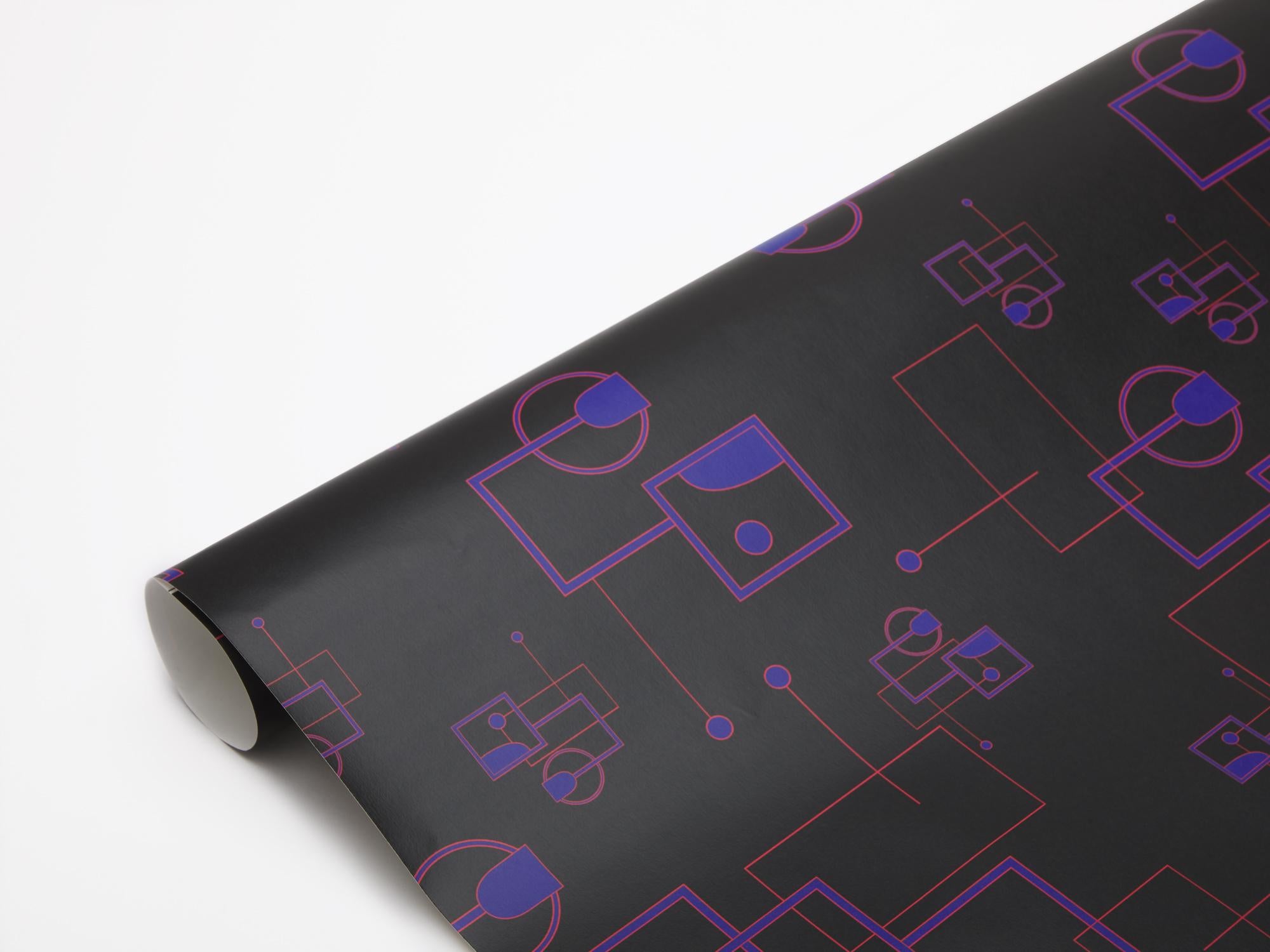Conçu par la designer textile et artiste Alicia Reina, en collaboration avec Bianco Light + Space, le papier peint Circuit est une expression abstraite des éléments techniques utilisés dans les systèmes électriques.

Couleurs : 1. électrique 2.