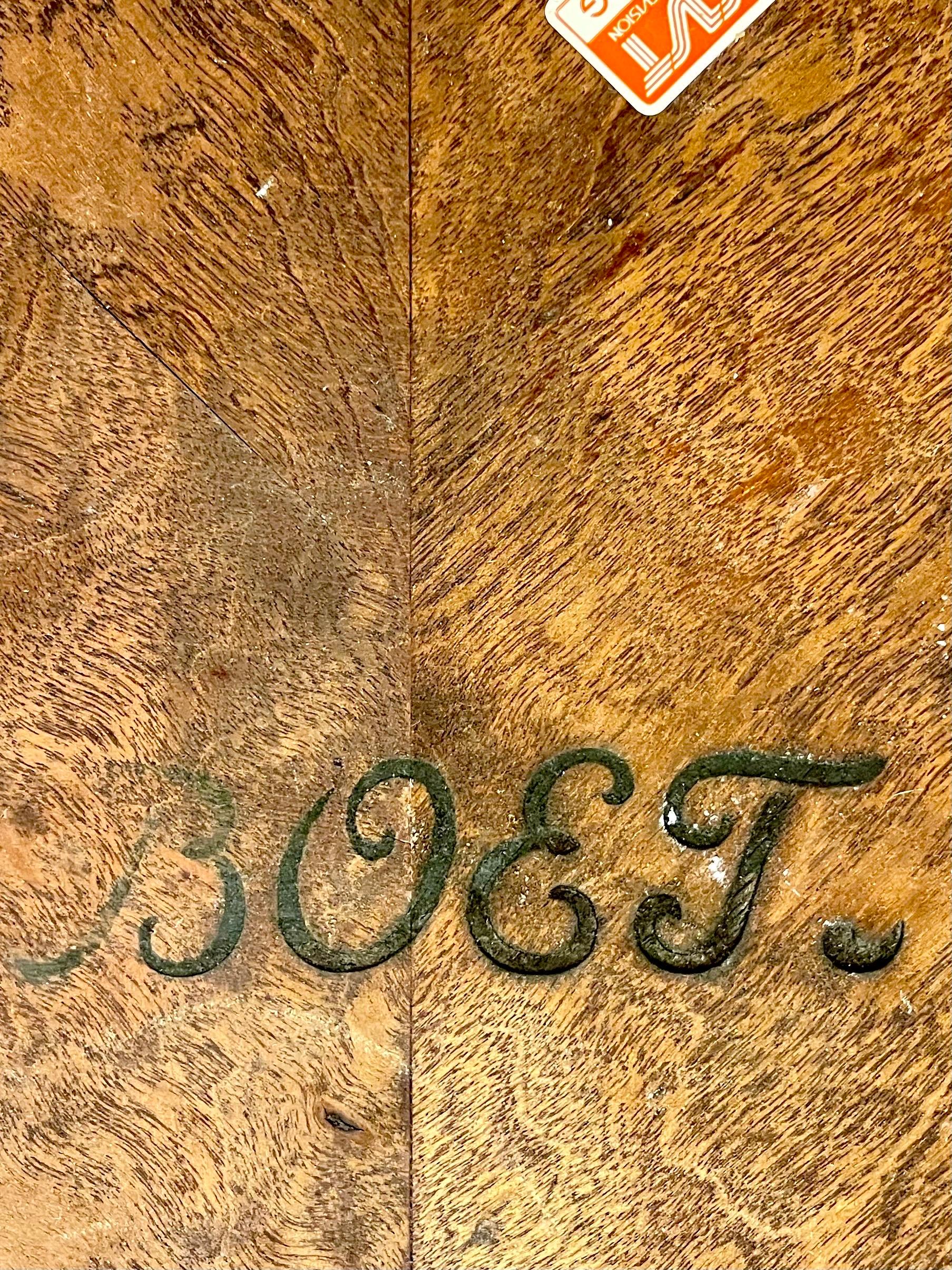 Il s'agit de la table d'appoint Swedish Modern en bouleau teinté noyer d'Otto Schulz.
Il est doté d'un plateau circulaire magnifiquement plaqué en bouleau, affichant un motif géométrique raffiné. 

La table a quatre pieds élégamment tournés, en