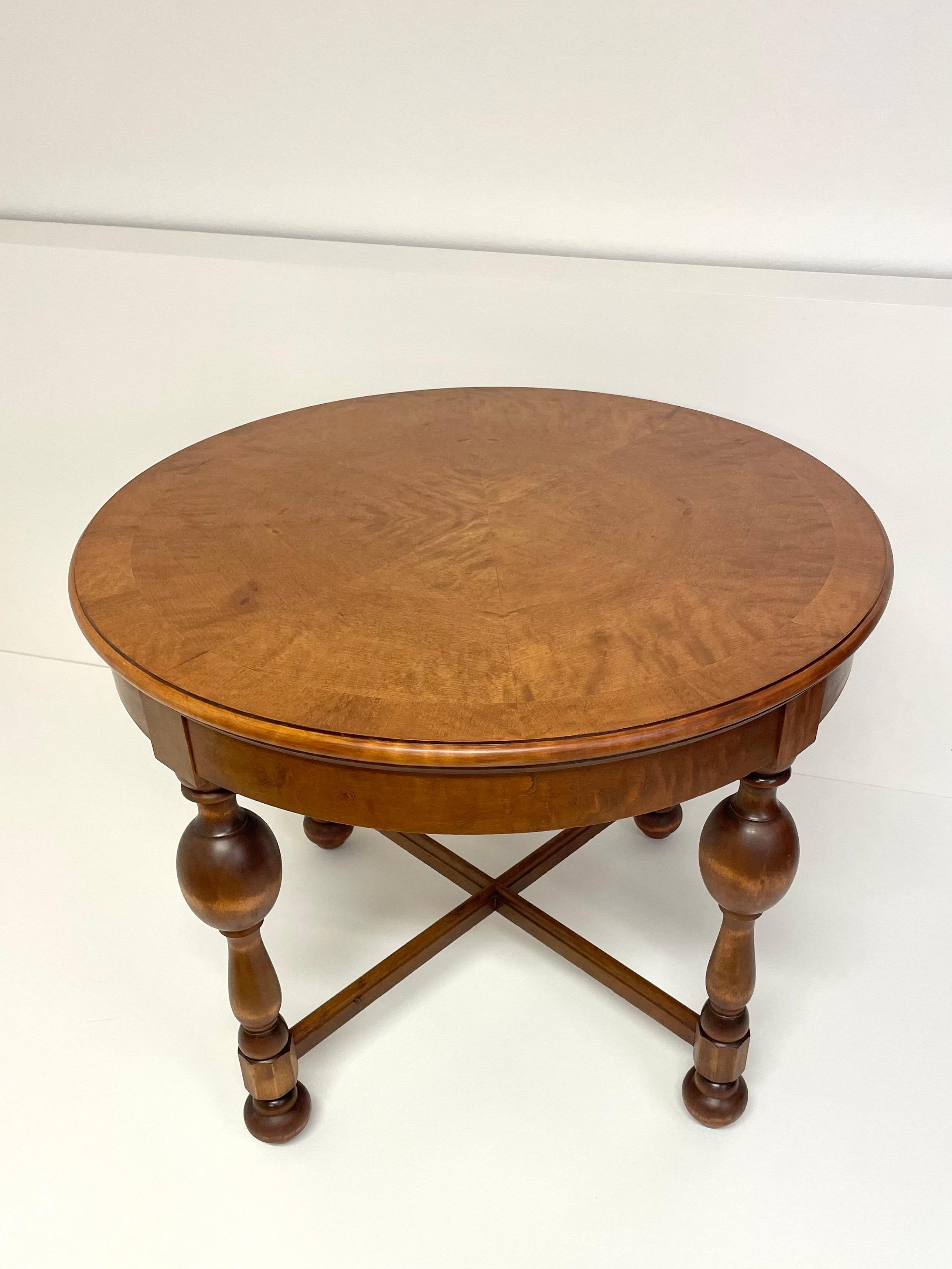 Suédois Table circulaire en bouleau teinté suédois des années 1930 par Otto Schulz pour Boet en vente