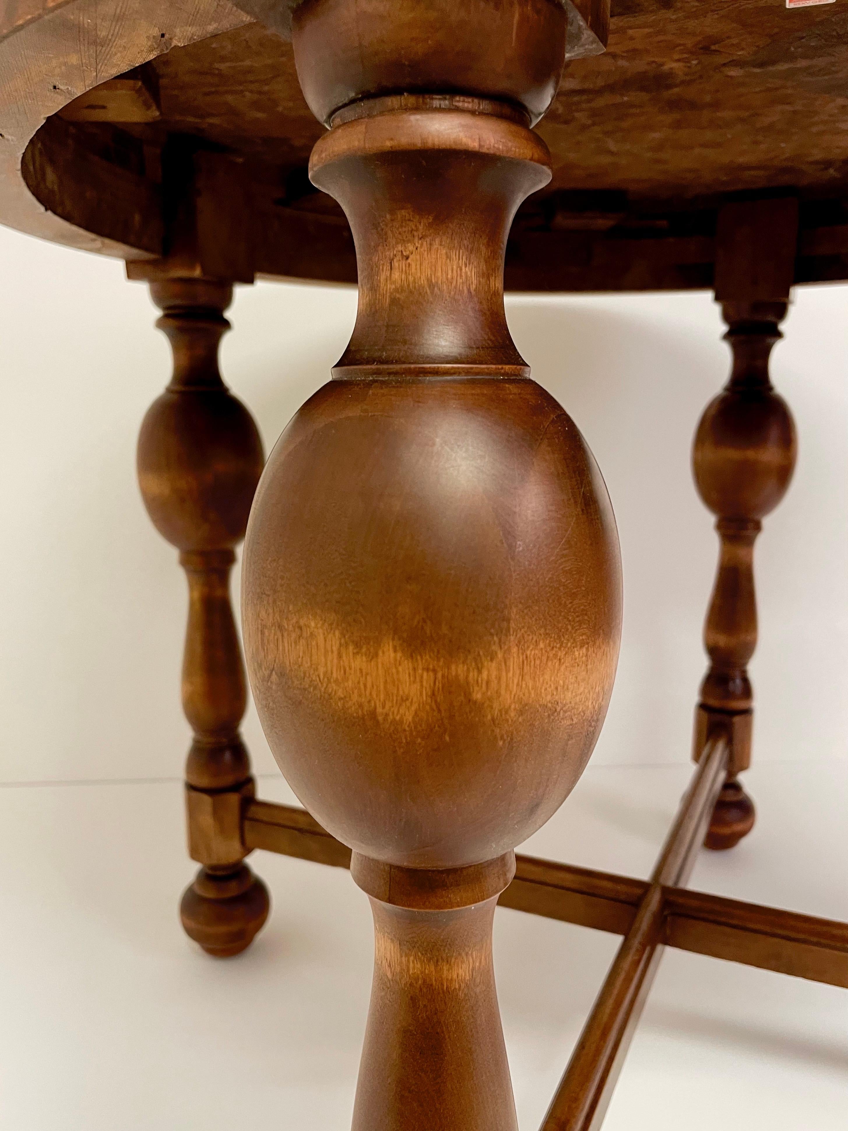 20ième siècle Table circulaire en bouleau teinté suédois des années 1930 par Otto Schulz pour Boet en vente