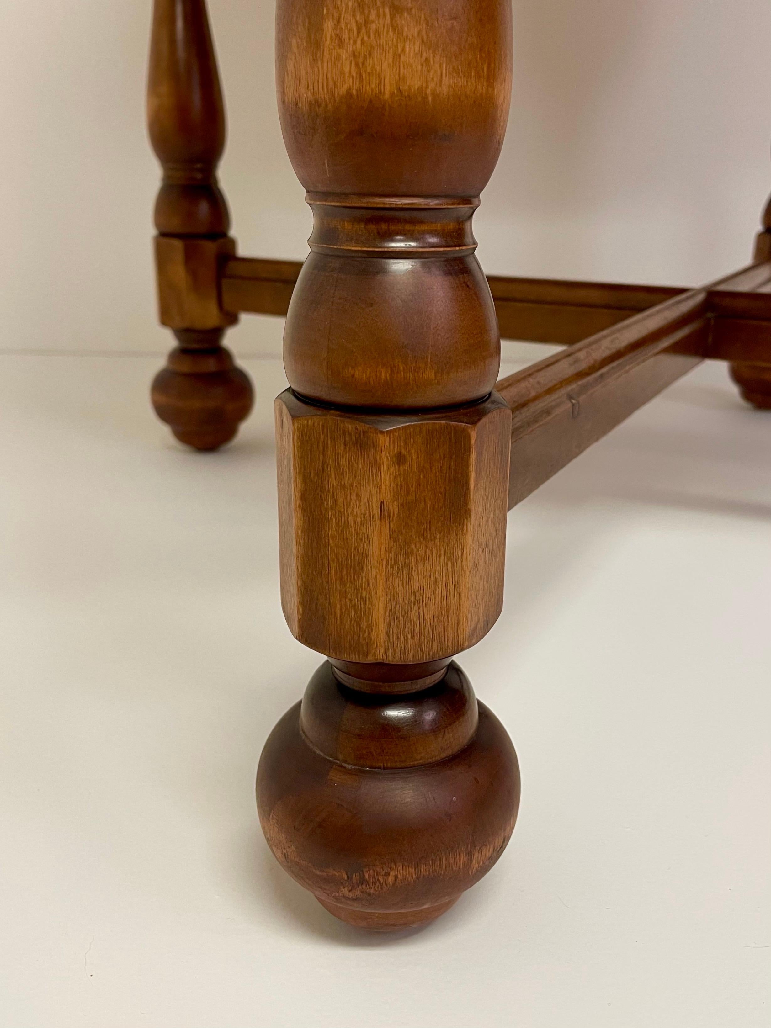 Bouleau Table circulaire en bouleau teinté suédois des années 1930 par Otto Schulz pour Boet en vente