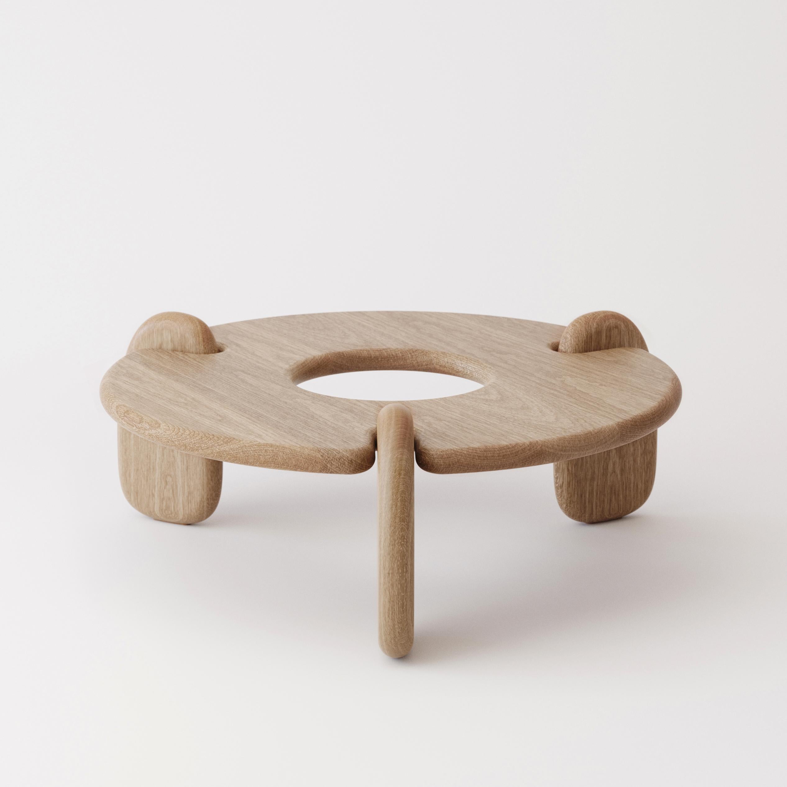 Chêne Table basse circulaire à trois pieds en chêne blanc Avebury par Objects & Ideas en vente