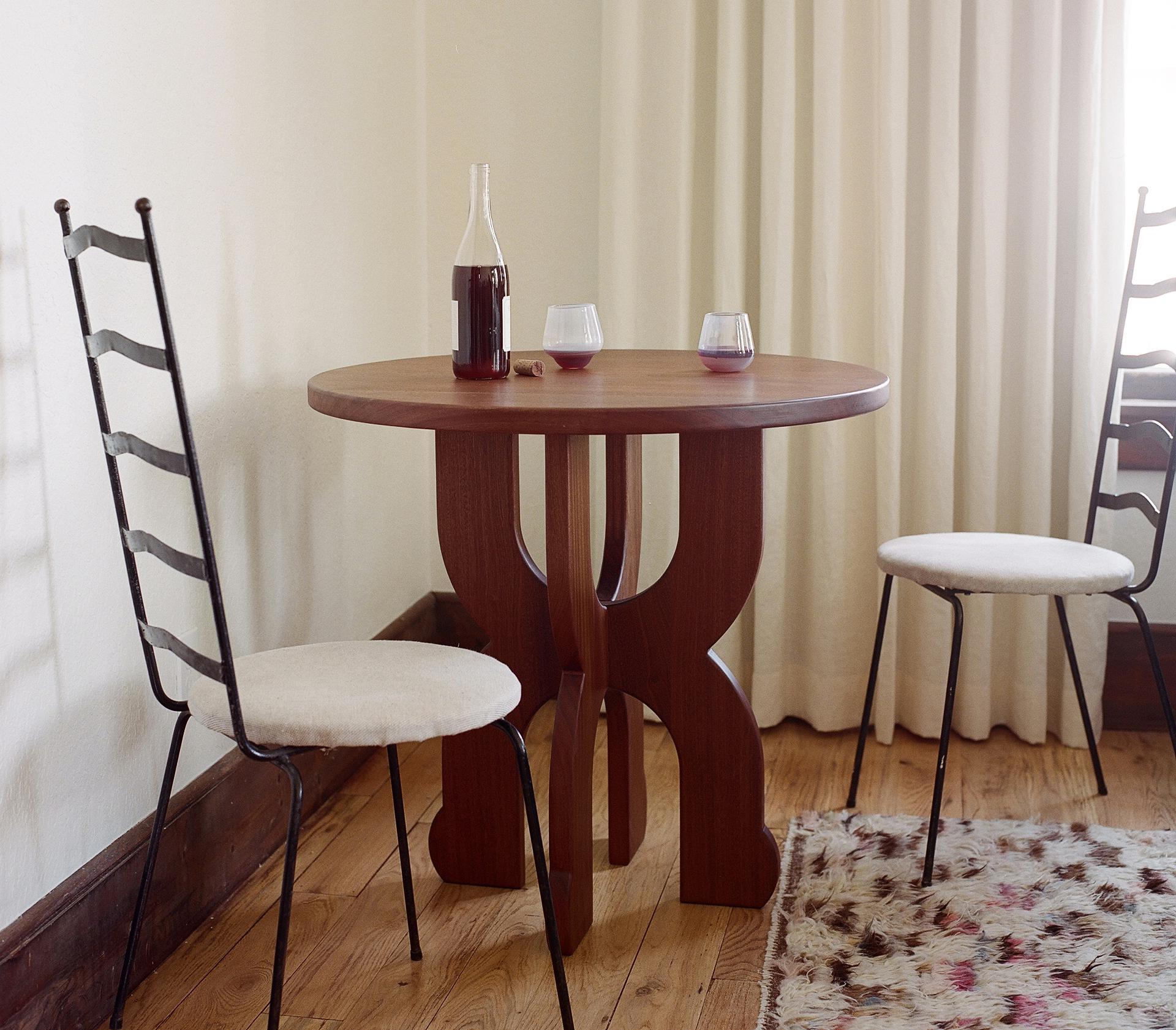 Der Table Wine Table zeichnet sich durch weiche Kurven und eine verspielte Silhouette aus. Er ist klein und vielseitig und kann als Eingangstisch, als übergroßer Beistelltisch für das Sofa oder als kleiner Tisch für eine Frühstücksecke verwendet