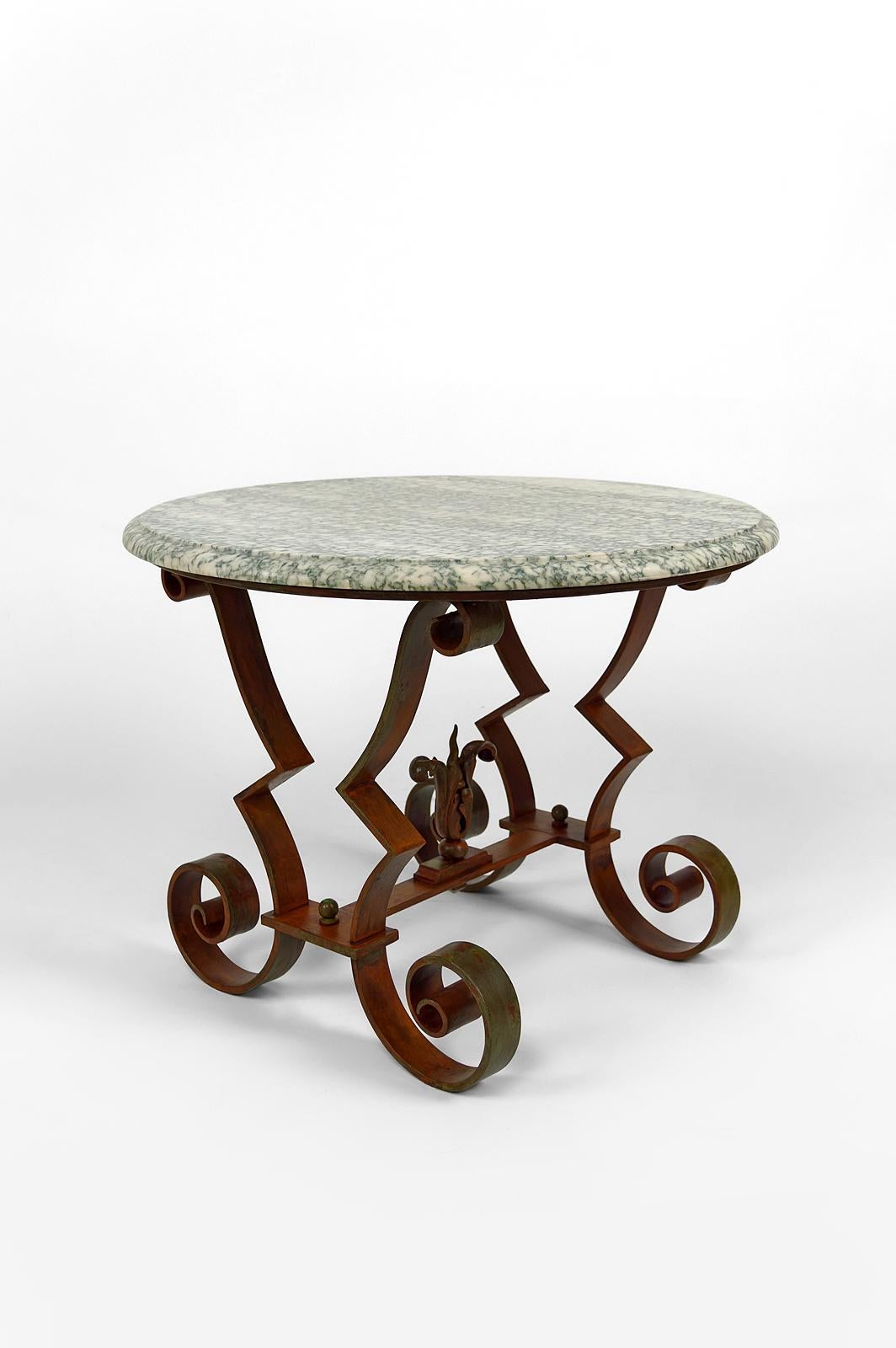 Circular Art Deco Pedestal Table in Marble and Wrought Iron, France, circa 1940 In Good Condition For Sale In VÉZELAY, FR