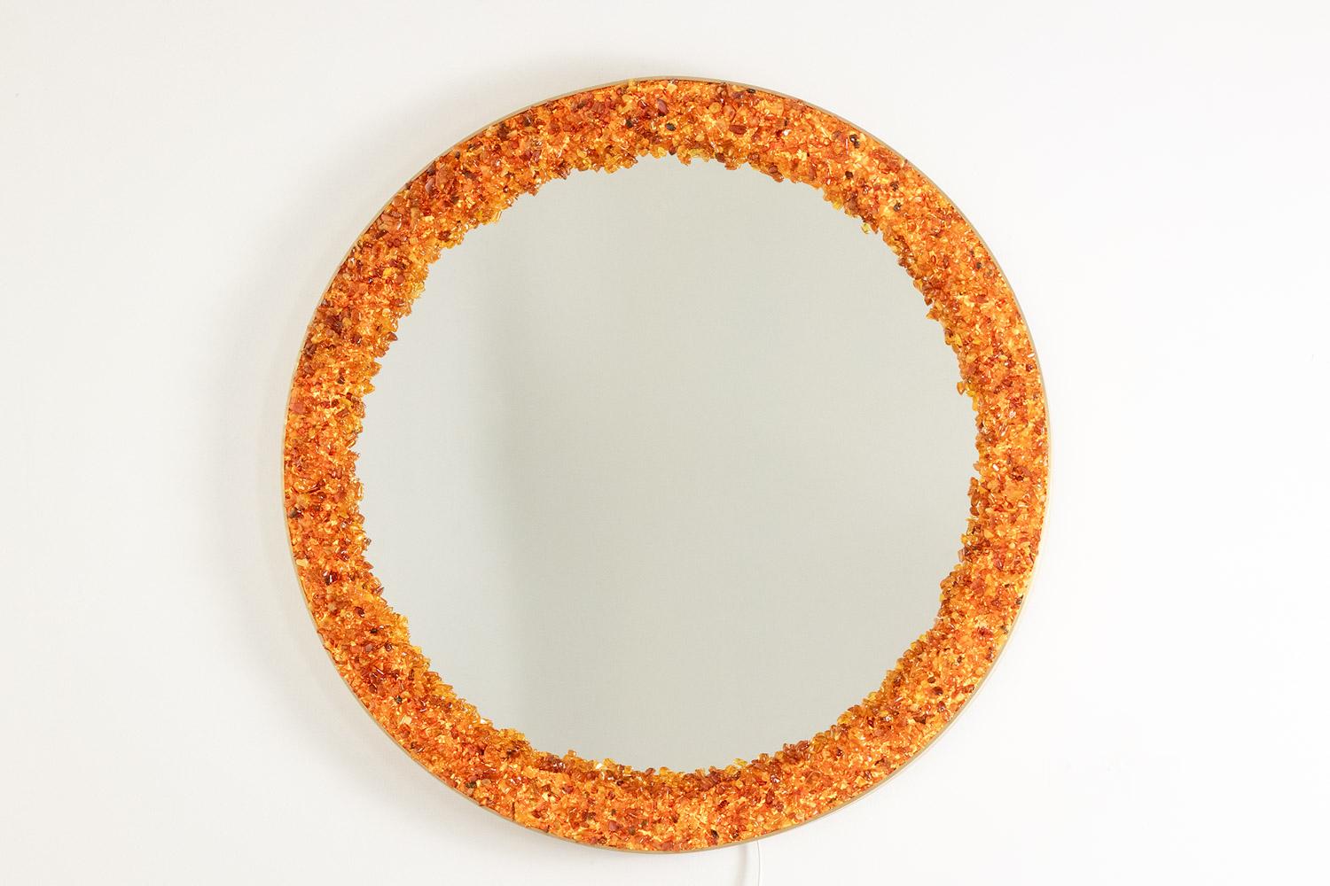 Backlit mirror in semi-precious stones, in amber, circular shape.

Contemporary work by a French artist.

Dimensions: Diameter 60 x Deep 5,5 cm

Reference: LS60082232B
