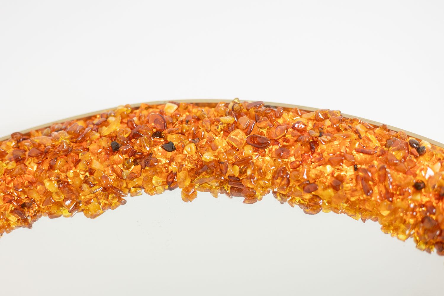 Circular, backlit mirror in amber. Contemporary artist work. In Excellent Condition For Sale In Saint-Ouen, FR