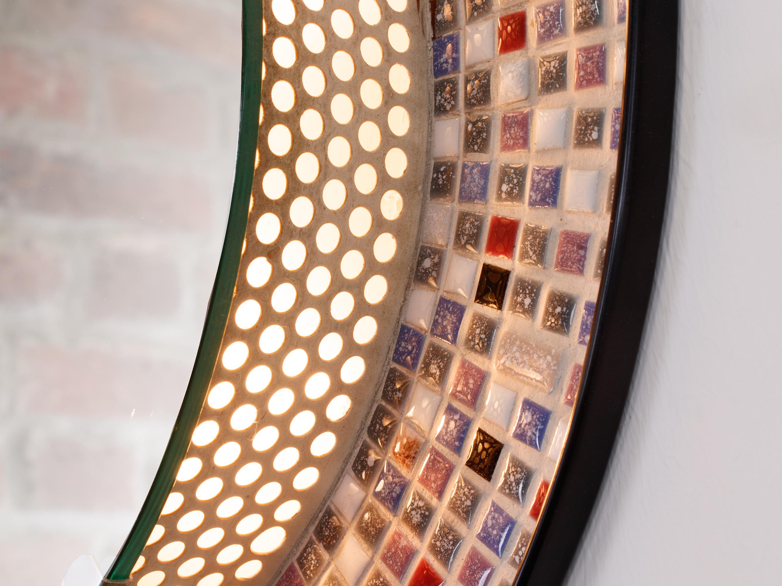 Runder Mosaik-Spiegelglas mit Hintergrundbeleuchtung und perforiertem Metall, Deutschland 1950er Jahre (Moderne der Mitte des Jahrhunderts) im Angebot