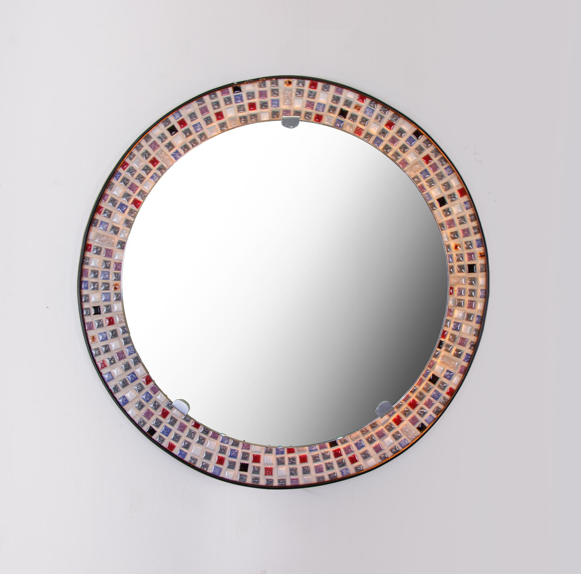 Runder Mosaik-Spiegelglas mit Hintergrundbeleuchtung und perforiertem Metall, Deutschland 1950er Jahre im Zustand „Gut“ im Angebot in Niederdorfelden, Hessen