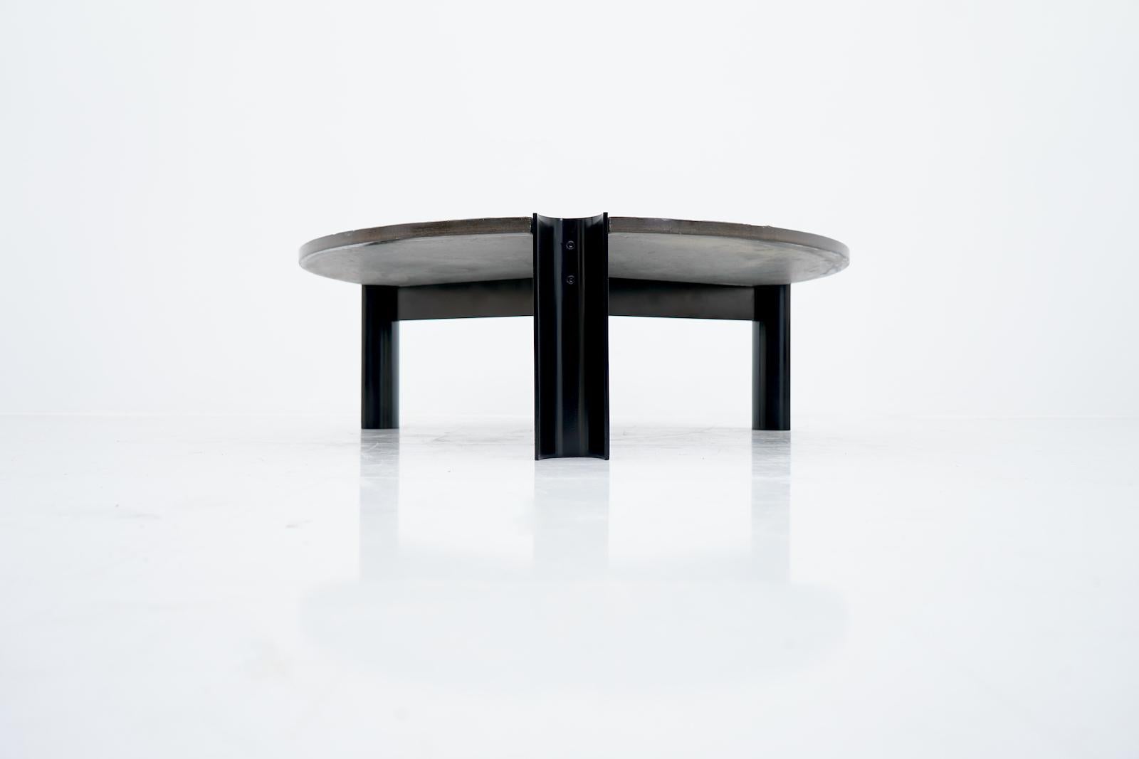 A black beauty circulate slate and metal coffee table. The tables comes from the 1970s. Overall in good condition with a great look. With small signs of usage.
Dimensions: Height: 15.74 in. (40 cm) diameter: 47.24 in. (120 cm).