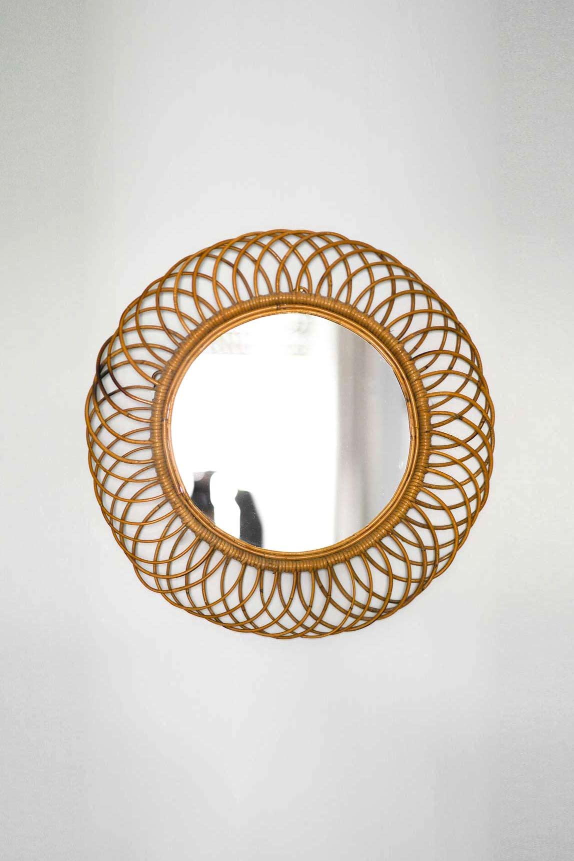 50s wall mirror with bamboo structure. Designer Franco Albini. In excellent condition. Perfect for embellishing corners of the house to complement other pieces of furniture of the same style or for a mix between vintage and modern.