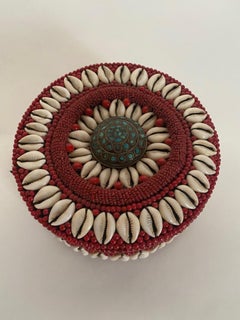 Scatola circolare con perline e conchiglie con pomello decorativo in ottone