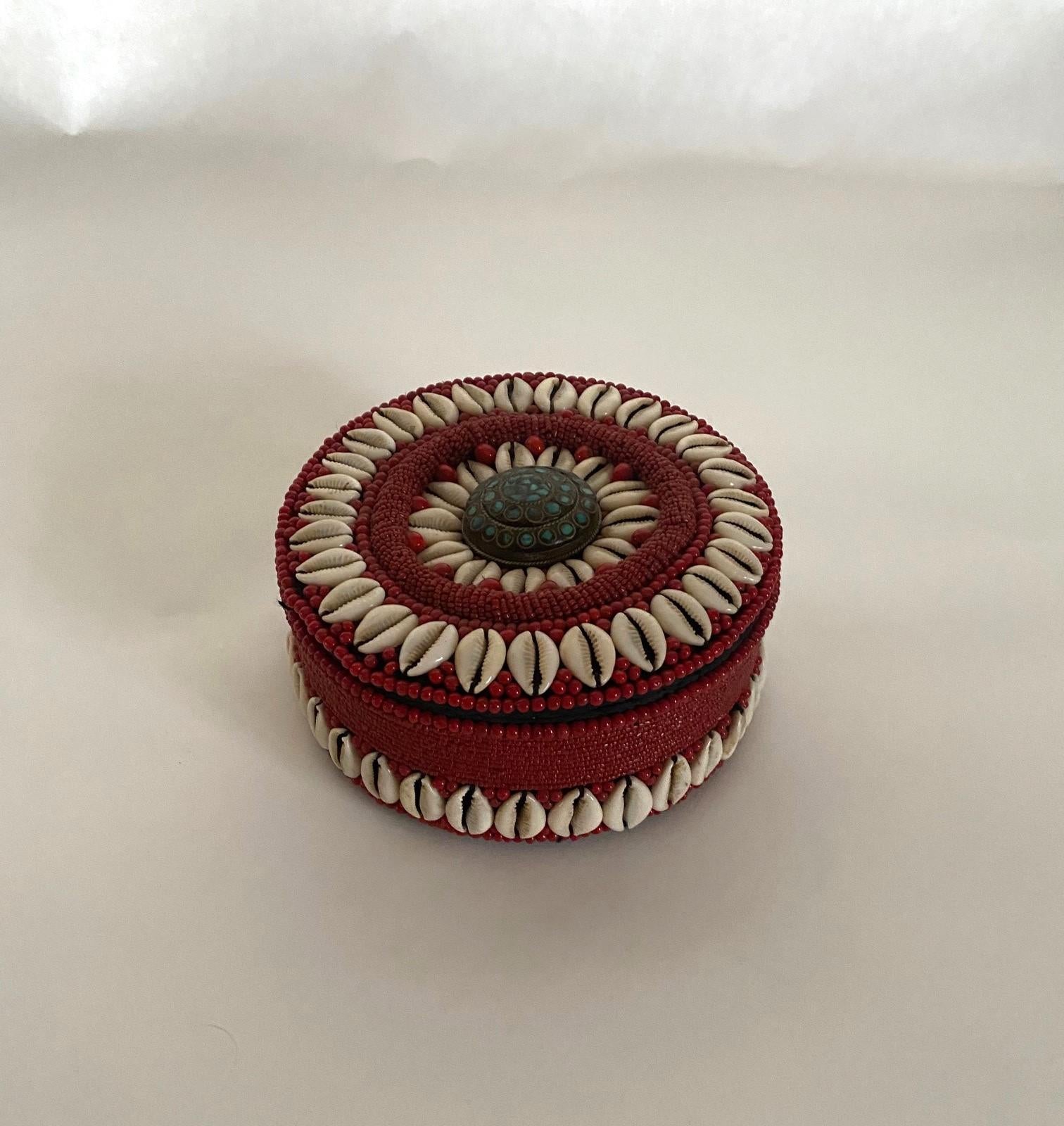 XX secolo Scatola circolare con perline e conchiglie con pomello decorativo in ottone in vendita