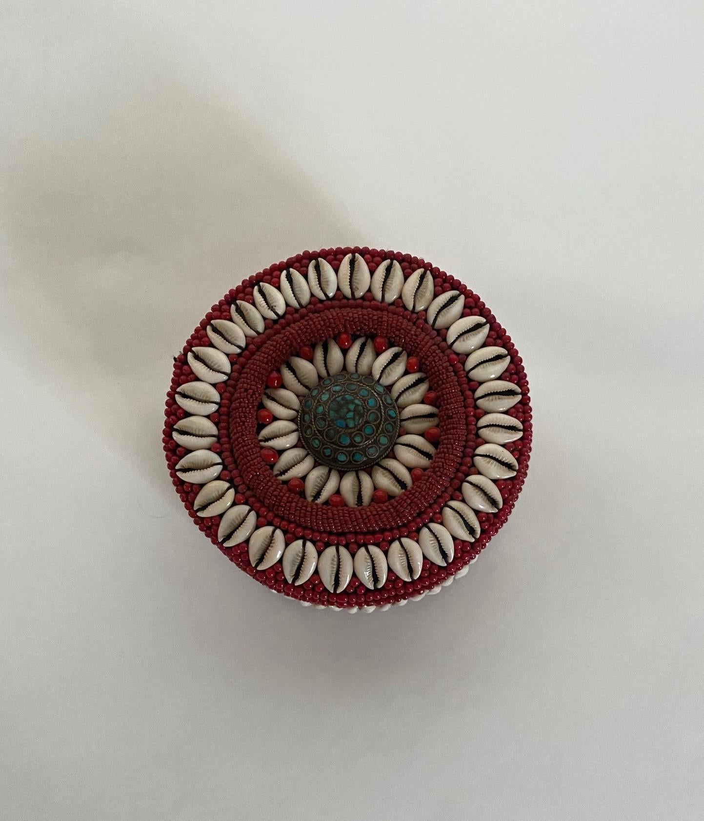 Ottone Scatola circolare con perline e conchiglie con pomello decorativo in ottone in vendita