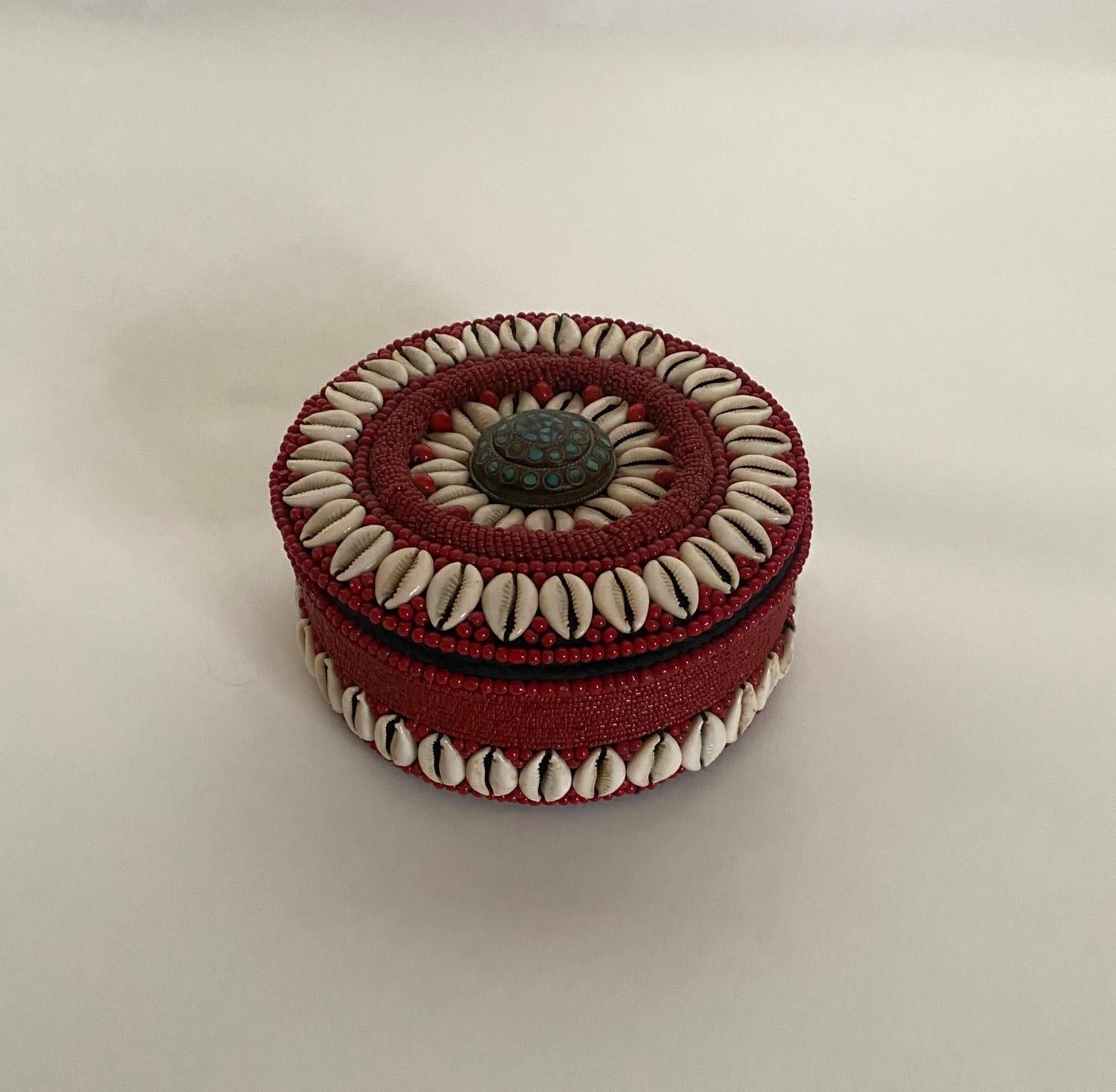Scatola circolare con perline e conchiglie con pomello decorativo in ottone in vendita 1